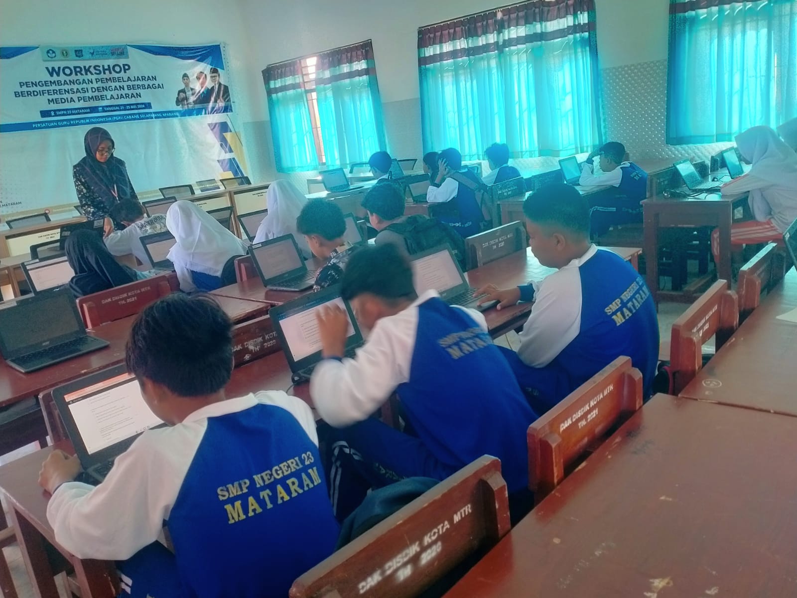 PETAKAN POTENSI SISWA: Puluhan siswa baru SMPN 23 Mataram mengikuti tes berbasis IT pada pra MPLS hari pertama di sekolah setempat, kemarin (12/7). (SMPN 23 MATARAM FOR LOMBOK POST)