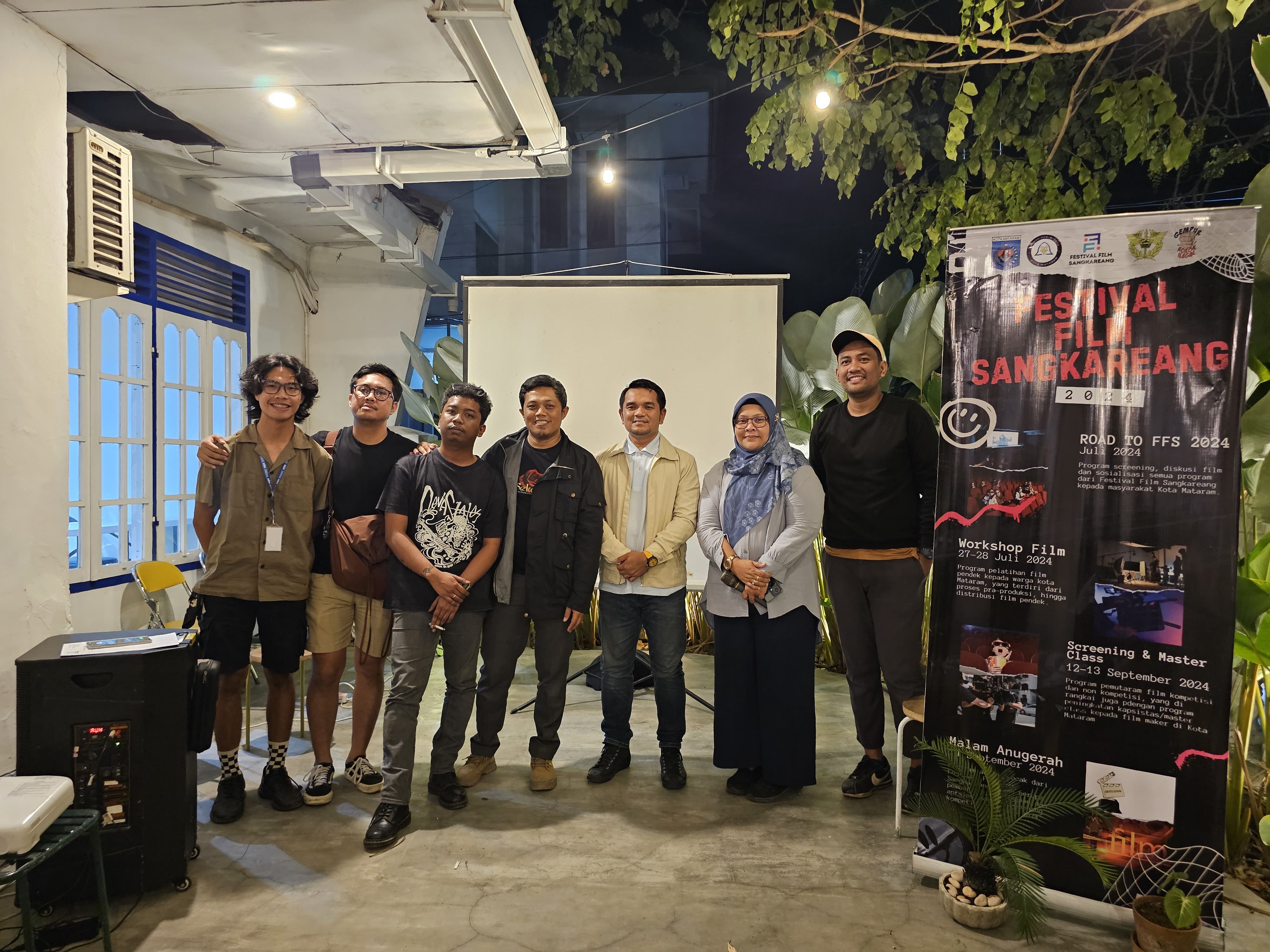 GELAR FESTIVAL FILM: Kepala Dinas Pariwisata Cahya Samudra (tiga dari kanan) berfoto bersama pengagas Festival Film Sangkareang 2024 dalam acara diskusi persiapan. (Ibud for Lombok Post)