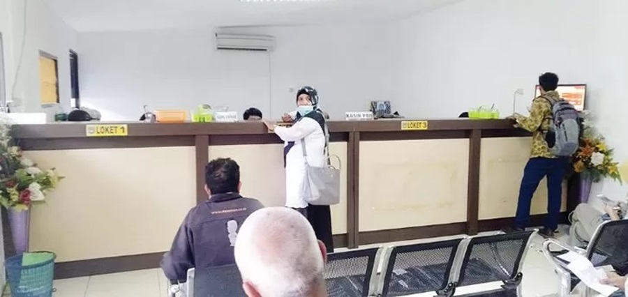 TAAT PAJAK: Sejumlah masyarakat menyetorkan pembayaran PBB di kantor BKD, beberapa waktu lalu. (DOK LOMBOK POST)
