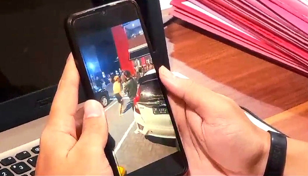 VIRAL: Video aksi penganiayaan sekelompok orang di wilayah McD Jalan Sriwijaya Mataram viral di media sosial. (TONI/LOMBOK POST)
