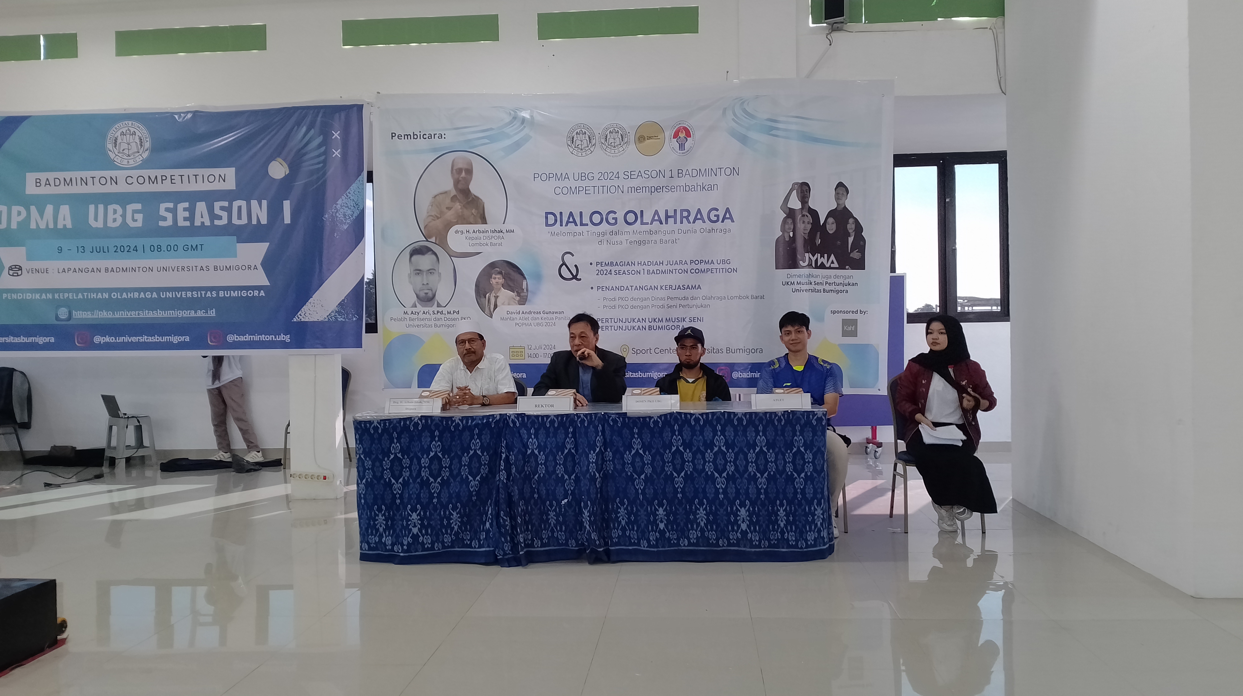 SUKSES : Turnamen Badminton UBG Season I resmi ditutup Rektor UBG Anthony Anggrawan, Jumat (12/7) di Aula Sport Centre Kampus Bumigora.