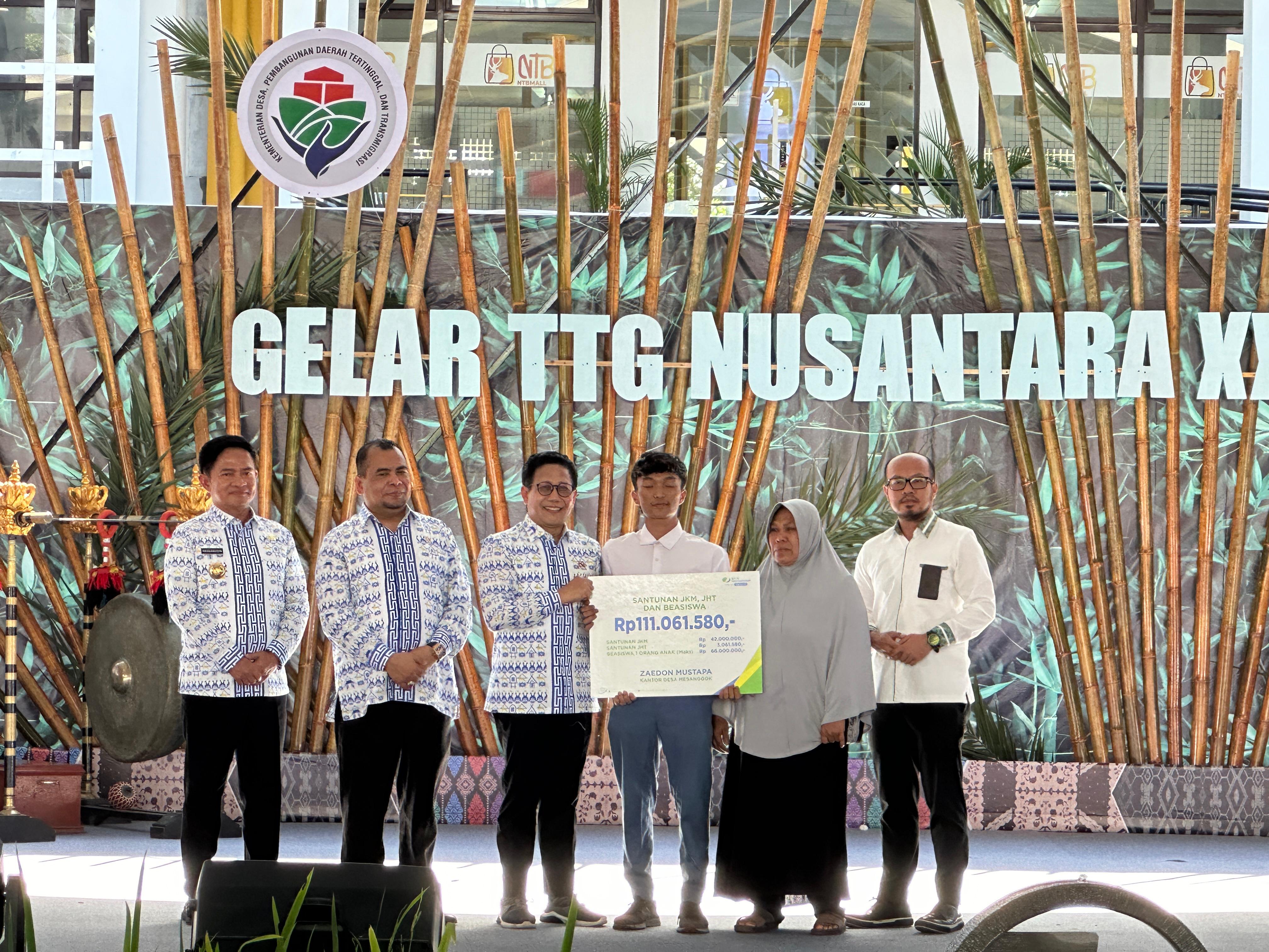 SERAHKAN SIMBOLIS: Ahli waris menerima secara simbolis santunan dari BPJamsostek di Islamic Center Mataram, Senin (15/7).