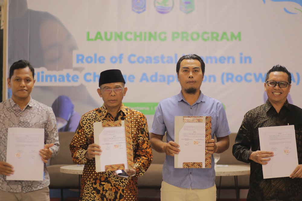 BUAT KESEPAKATAN: (kiri-kanan) Ketua Nusa Bio Diversitas Indonesia Budiman, Kepala Desa Meninting dan perwakilan Pemdes Senteluk, Kecamatan Batulayar serta Wakil Dekan FEB Unram Diswandi.(ist)