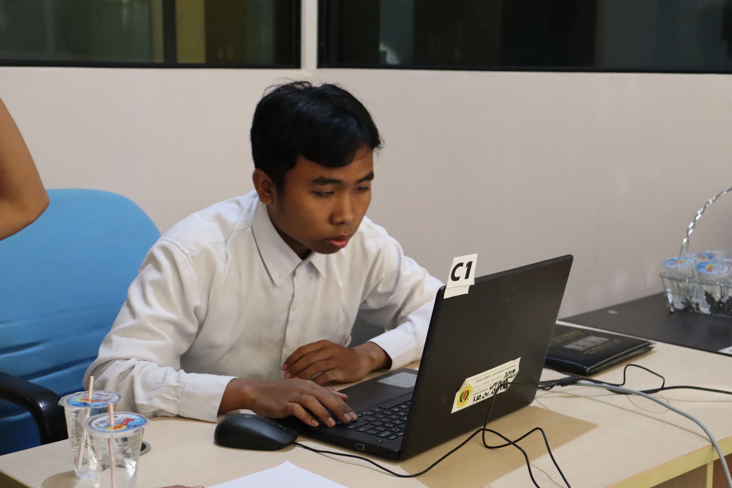 TES JALUR MANDIRI: Budi Hartawan, calon mahasiswa tuna netra mengikuti tes UTBK Mandiri di Laboratorium Komputer UPA Pusat Informasi Teknologi dan Komputer (Pustik) Unram. (UNRAM FOR LOMBOK POST)