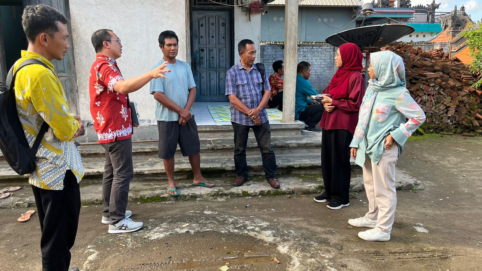 Tim dari Bidang P2P Dikes NTB L. Simbawara, S.KM., M.Si; Isnul Faizin, AMD.KL; dan Asti Awiyatul Bar&rsquo;iah, S.KM saat monev pencegahan dan pengendalian penyakit zoonosis di Kecamatan Lunyuk, Sumbawa.