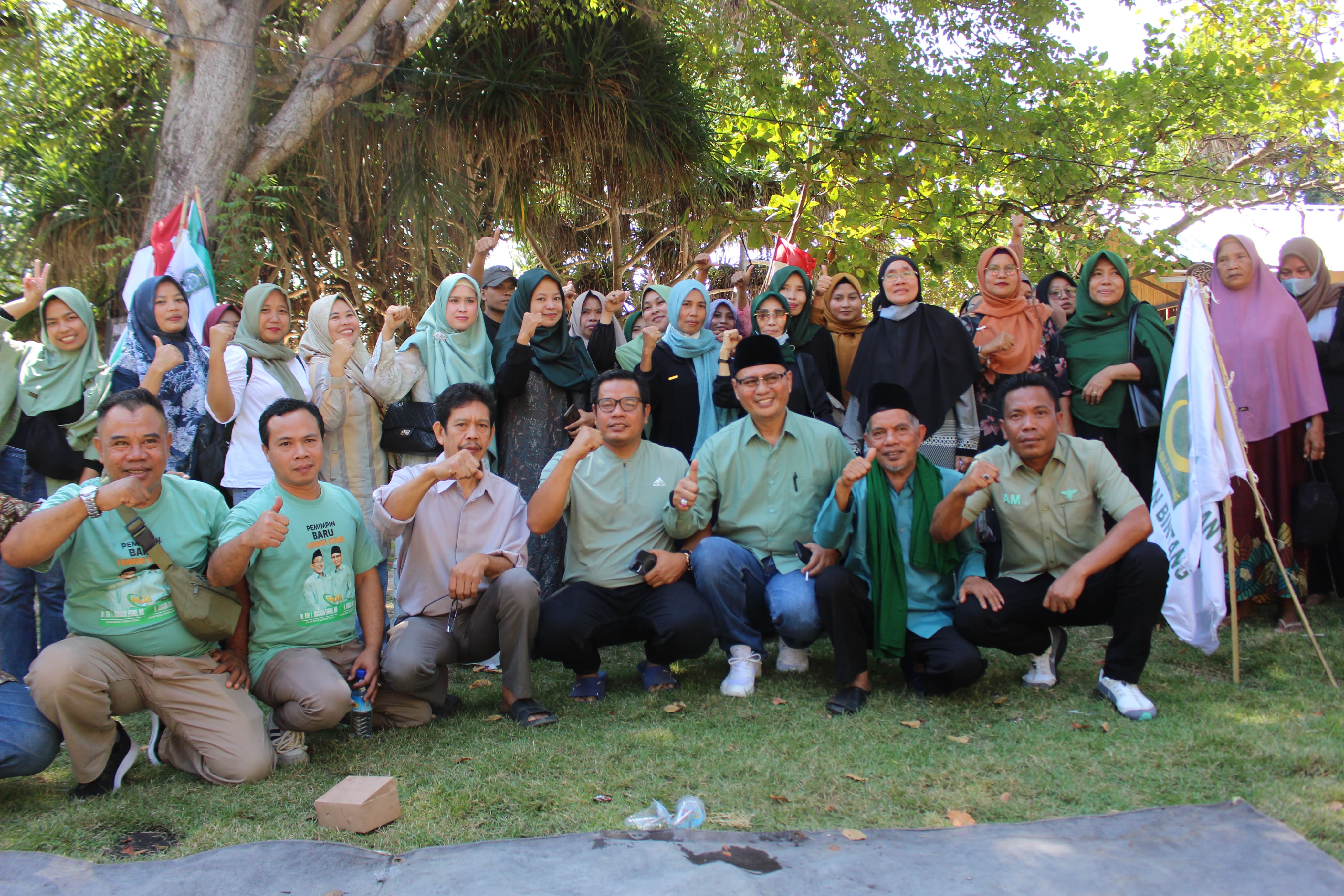 KOORDINASI: Ratusan emak-emak melakukan koordinasi dengan pasangan Muchsin-Junaidi di Tanjung, akhir pekan lalu. (RINA FOR LOMBOK POST)