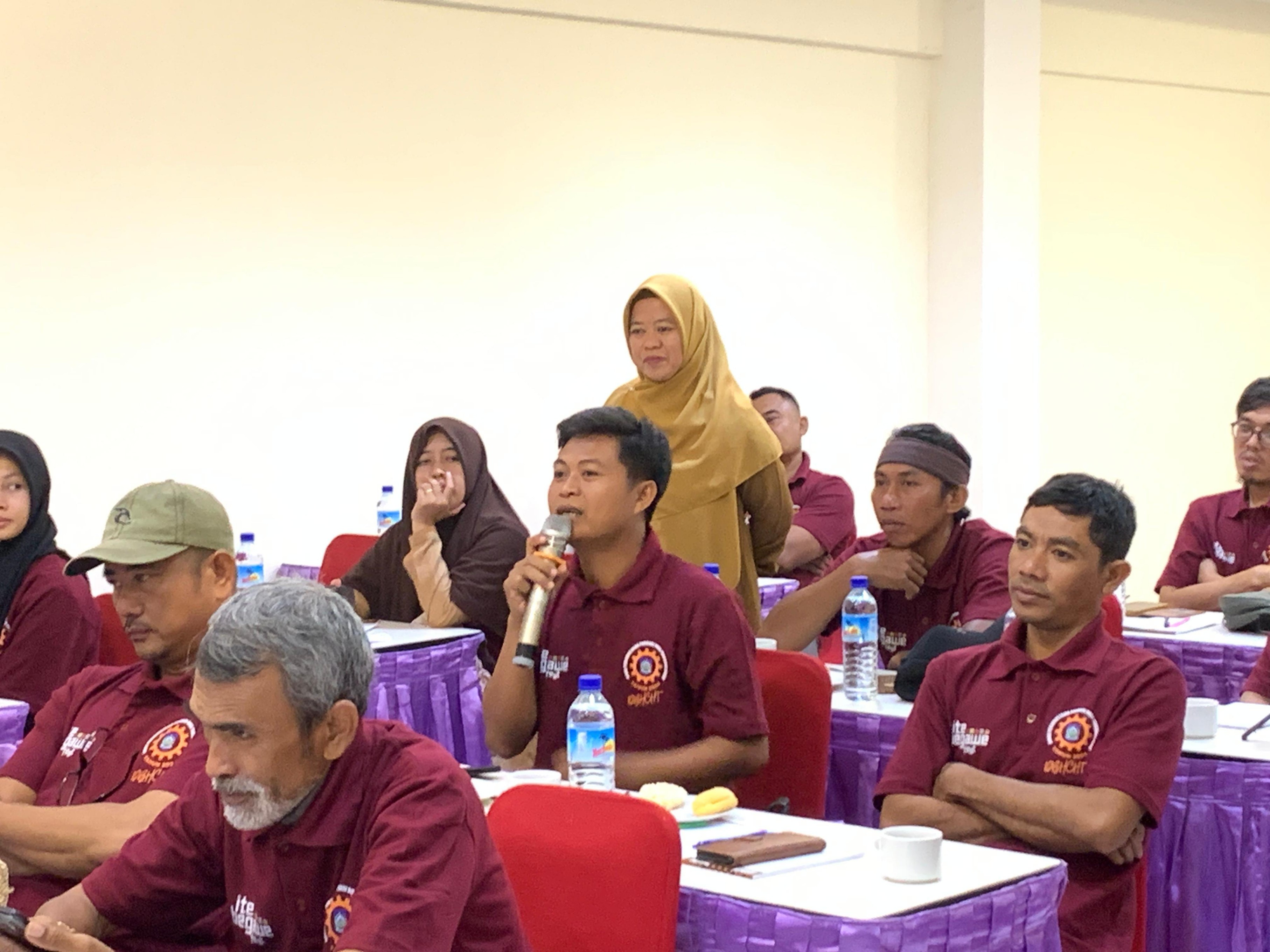 ILMU BARU: Para pelaku IKM anyaman NTB yang mengikuti pelatihan penggunaan asap cair sebagai pengawet furnitur dan anyaman, Senin (15/7).  (DISPERIN NTB FOR LOMBOK POST)
