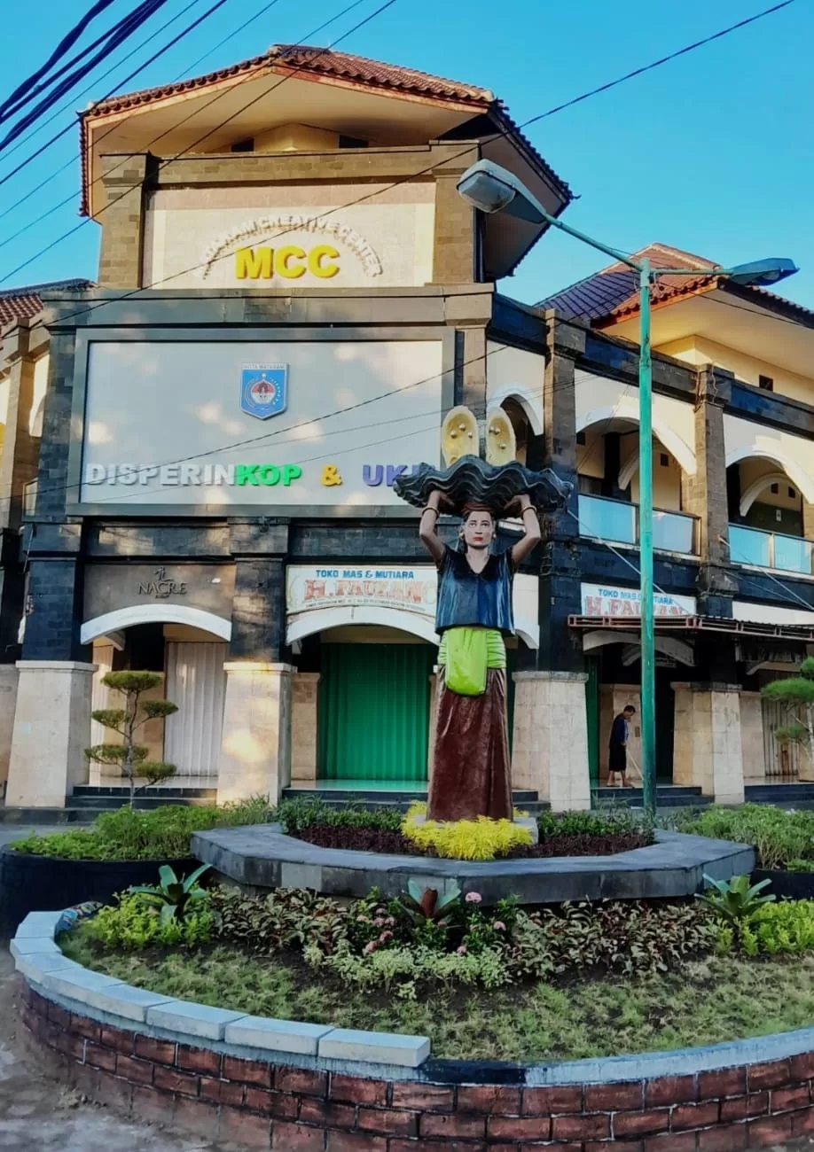 ADA YANG BELUM DIBAYAR: Sejumlah ruko di MCC belum dibuka penyewanya, beberapa waktu lalu. Ditemukan ada ruko yang belum dibayar uang sewanya. (IVAN/LOMBOK POST)