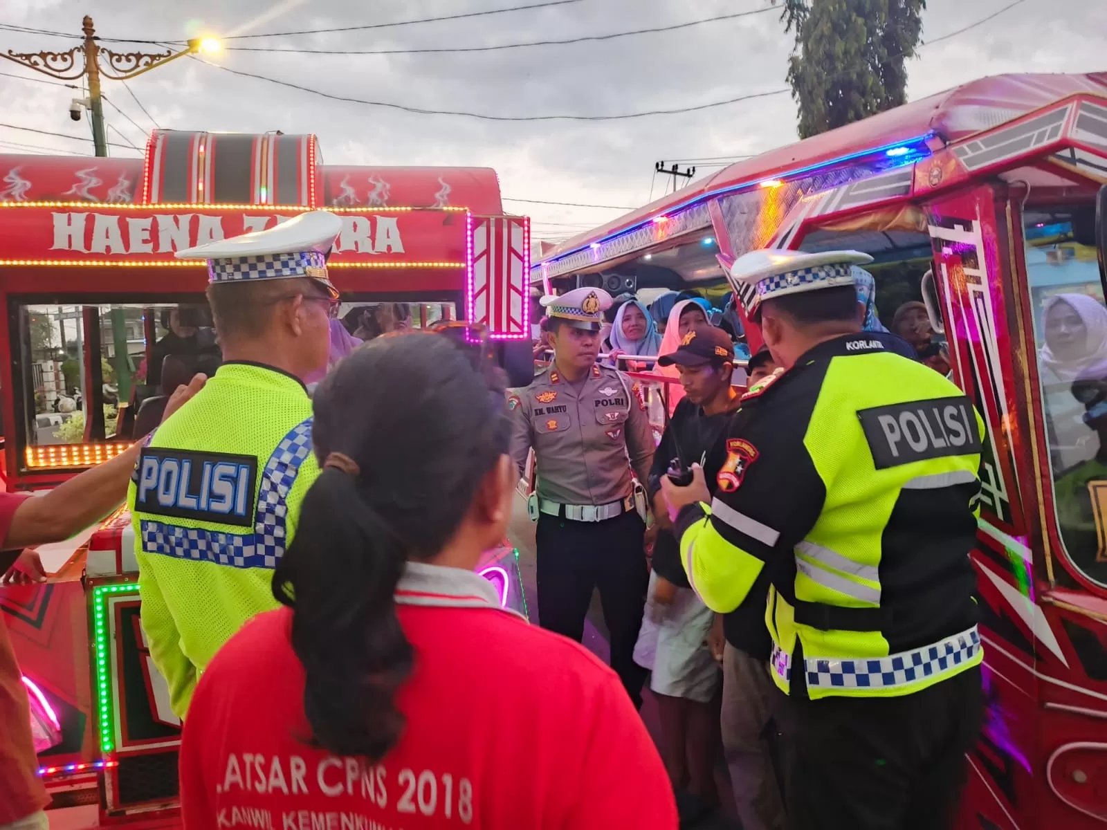 BERIKAN TEGURAN: Anggota Satlantas Polresta Mataram menghentikan dan  menegur sopir Odong-odong yang memuat penumpang dan masuk ke jalan umum. (SATLANTAS POLRESTA MATARAM FOR LOMBOK POST)