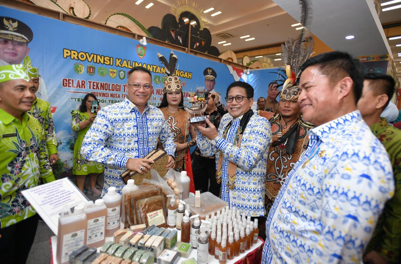 INOVASI TIADA HENTI: Mendes PDTT H Abdul Halim Iskandar (tujuh dari kiri) didamping Pj Gubernur NTB Hassanudin (dua dari kanan) saat mengunjungi salah satu stand pameran. (KEMENDES PDTT)