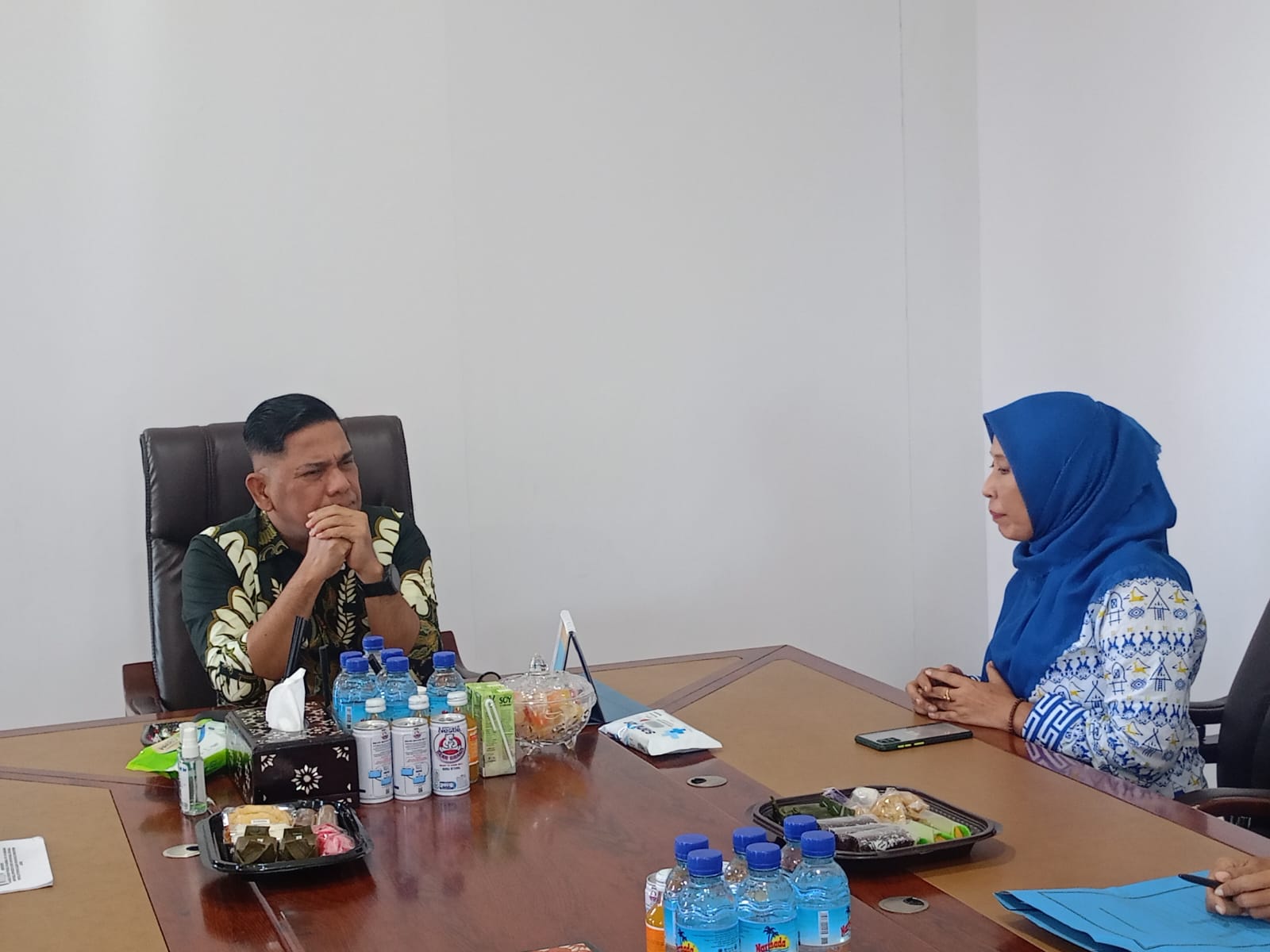 DISKUSI:Kakanwil Kemenkumham NTB Parlindungan saat membahas kebijakan mekanisme rujukan penanganan kasus kekerasan terhadap perempuan dengan Kepala DP3AP2KB NTB Nunung Triningsih, Senin (15/7).