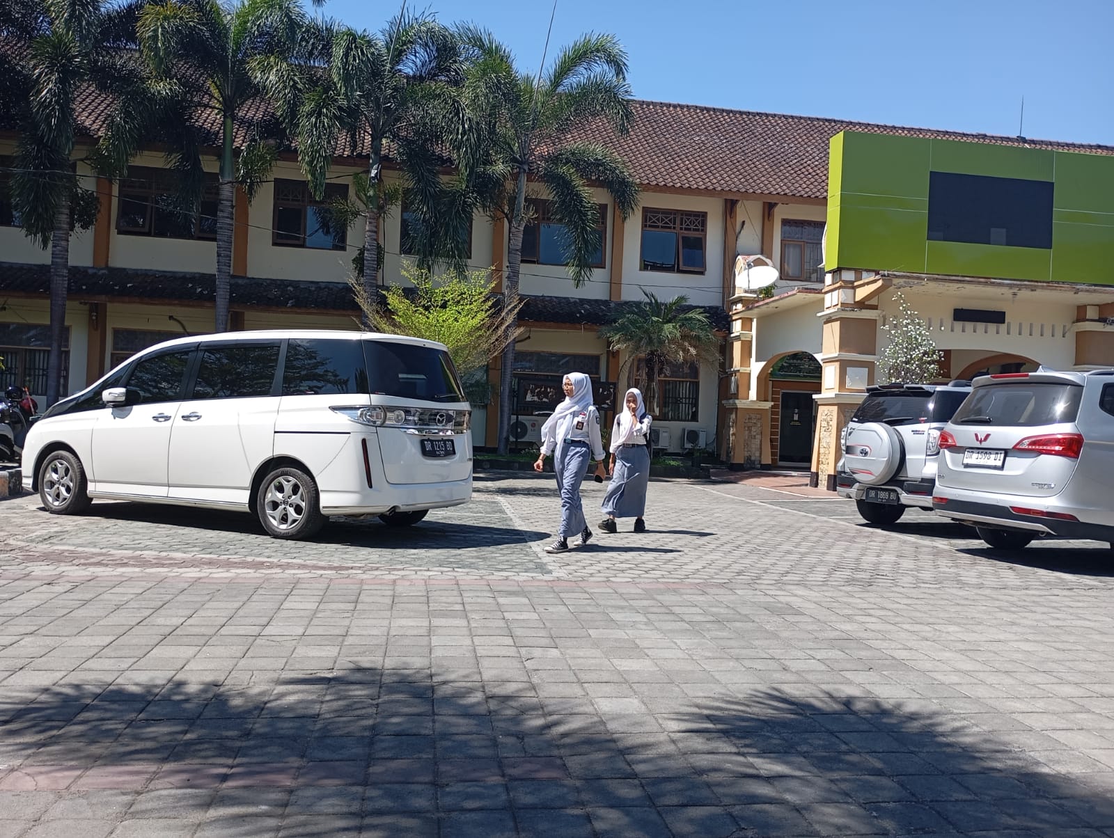 BELUM ADA KEPUTUSAN: Dua siswa SMAN 2 Mataram berjalan di halaman sekolah setempat, kemarin (15/7). (ROJAI/LOMBOK POST)