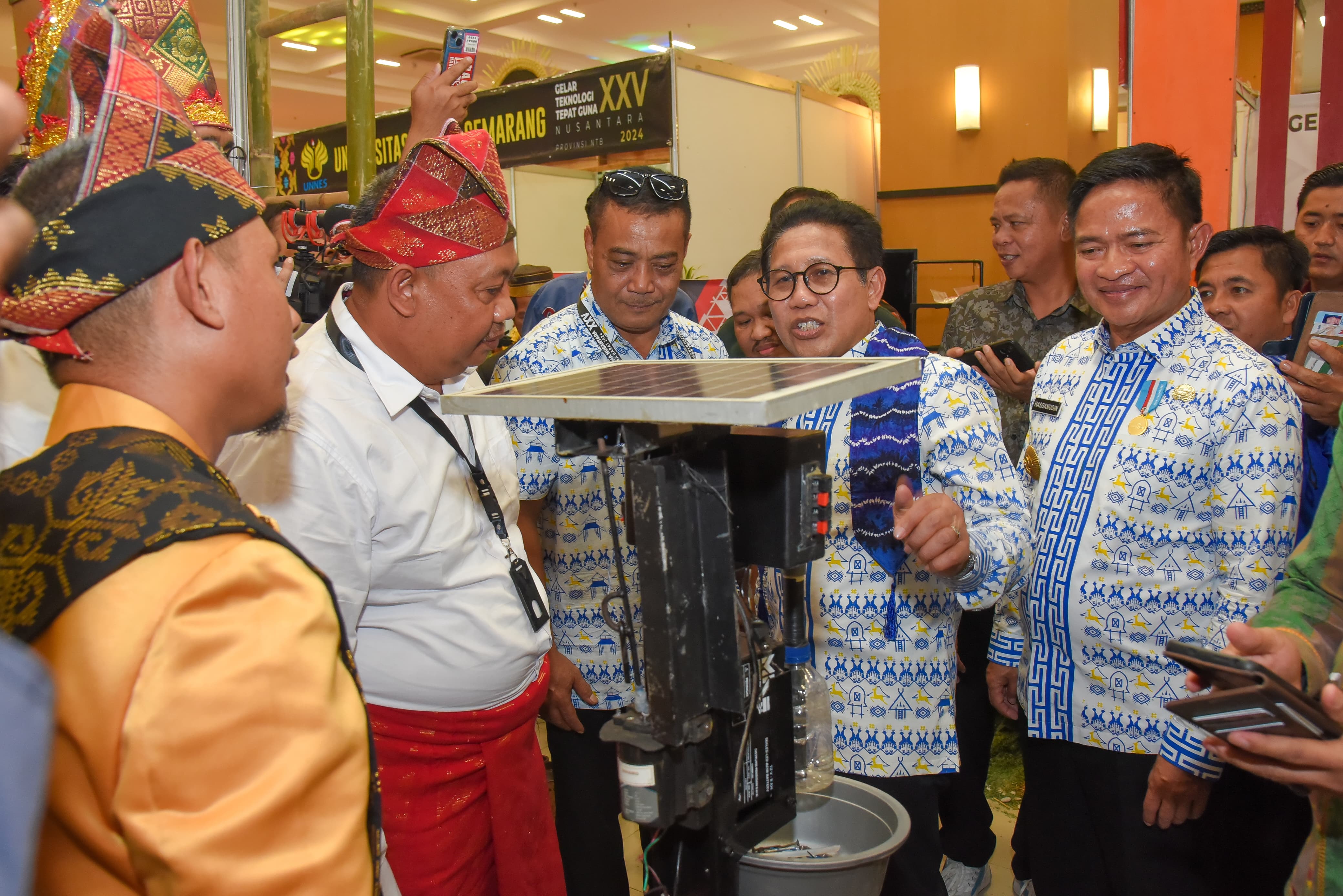 HASIL INOVASI: Pj Gubernur NTB Hassanudin (tiga dari kanan) saat mendampingi Mendes PDTT H Abdul Halim Iskandar untuk melihat salah satu stand pameran produk.(BIRO ADPIM SETDA NTB FOR LOMBOK POST)