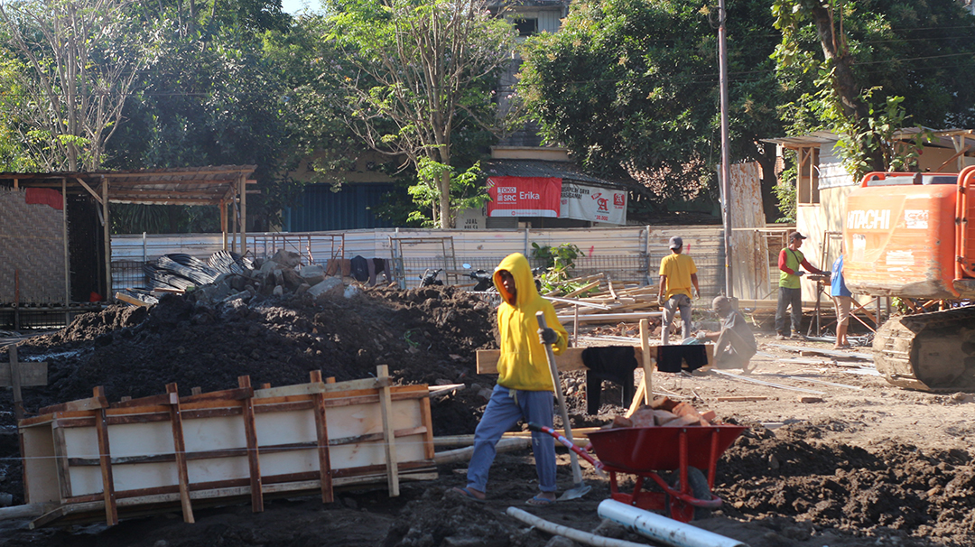PROYEK: Sejumlah pekerja berada di lokasi pembangunan PLUT KUMKM Lombok Timur, Selasa (16/7). (SUPARDI/LOMBOK POST)