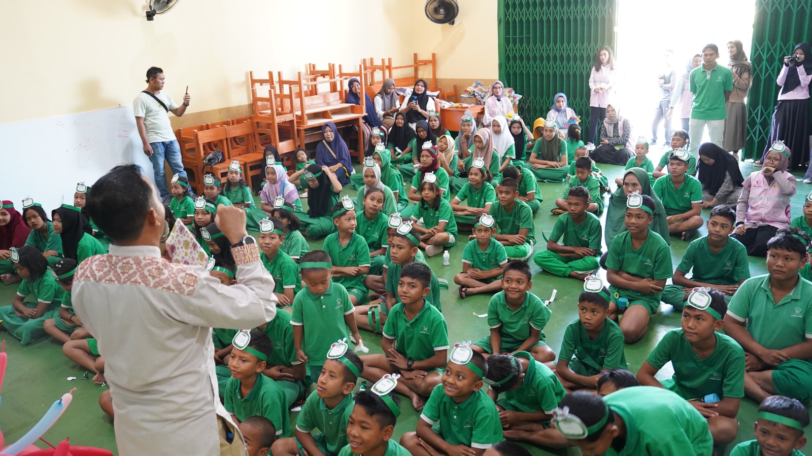 Anak-anak di Yayasan Peduli Anak Desa Duman, Kecamatan Lingsar, Lombok Barat mendapat edukasi tentang manfaat dan bahaya listrik.