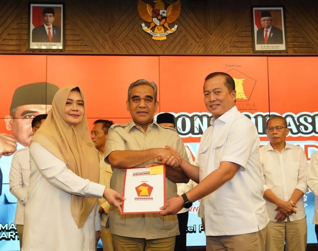 Sekretaris Jenderal Partai Gerindra Ahmad Muzani menyerahkan rekomendasi kepada pasangan Lalu Muhammad Iqbal dan Indah Dhamayanti Putri untuk maju Pilkada NTB 2024. (istimewa)