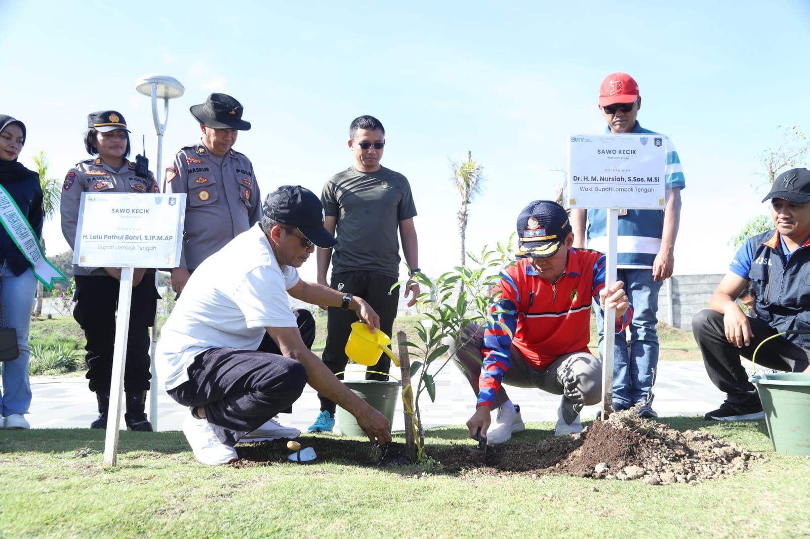 LANJUT MAIQ-MERES: Bupati Loteng Lalu Pathul Bahri dan Wakil Bupati Loteng HM Nursiah saat mengikuti kegiatan penghijauan di kawasan parkir Sirkuit Internasional Mandalika, belum lama ini.
