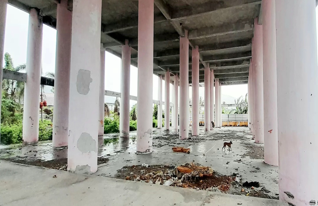 TERBENGKALAI: Beginilah kondisi salah satu sudut bangunan Shelter Tsunami yang dibangun oleh Kementerian PUPR, sebagai lokasi evakuasi sementara yang ada di Pemenang Lombok Utara. (DOK/LOMBOK POST)