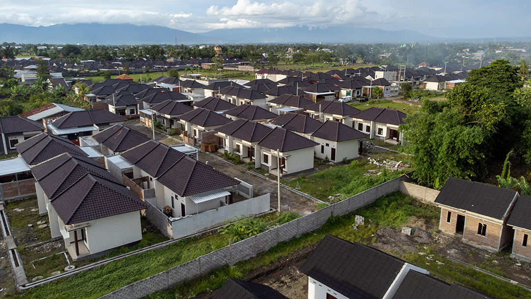 LAHAN PRODUKTIF BERKURANG: Sejumlah rumah berjejer di kawasan selatan Kota Mataram, beberapa waktu lalu. Pembangunan rumah mengancam lahan produktif. (IVAN/LOMBOK POST)