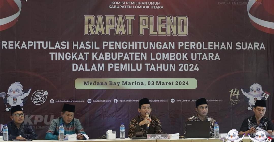TETAPKAN: KPU KLU saat pleno menetapkan 30 caleg terpilih pada Pemilu 2024 di Pemenang, beberapa waktu lalu.(NURUL/LOMBOK POST)