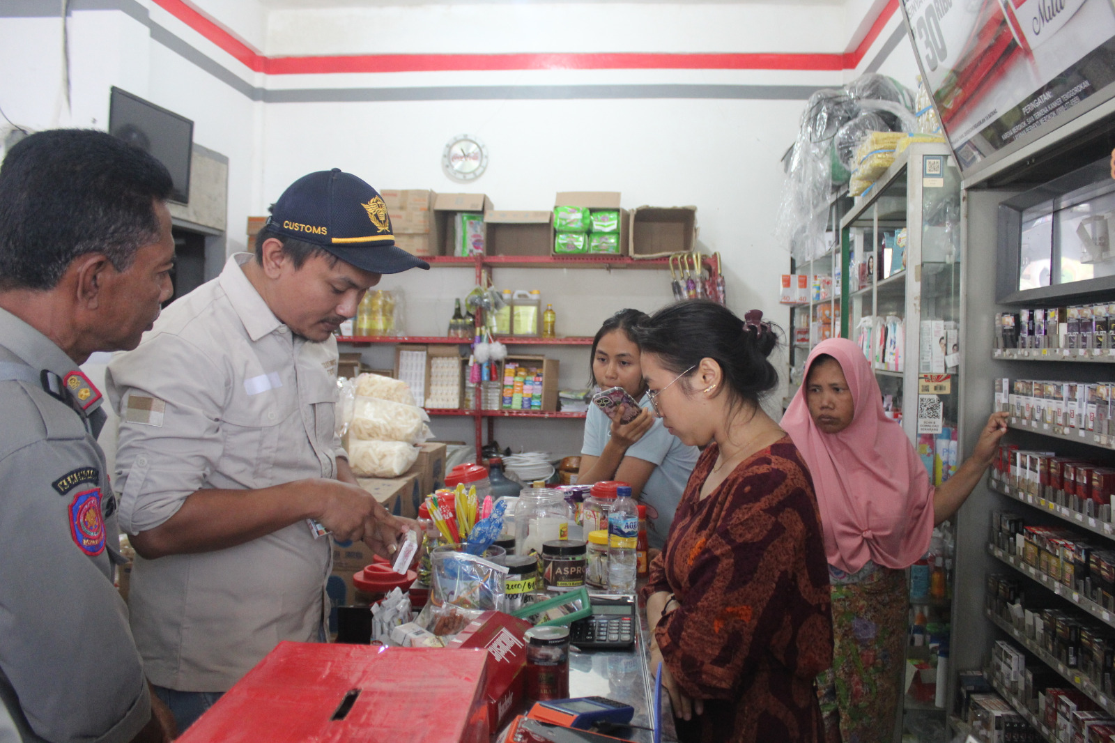 RAZIA: Satpol-PP Lotim bersama TNI-POLRI, Kejaksaan dan Bea Cukai Mataram saat melakukan razia rokok ilegal pada sejumlah kios di Pancor (SATPOL PP UNTUK LOMBOK POST)