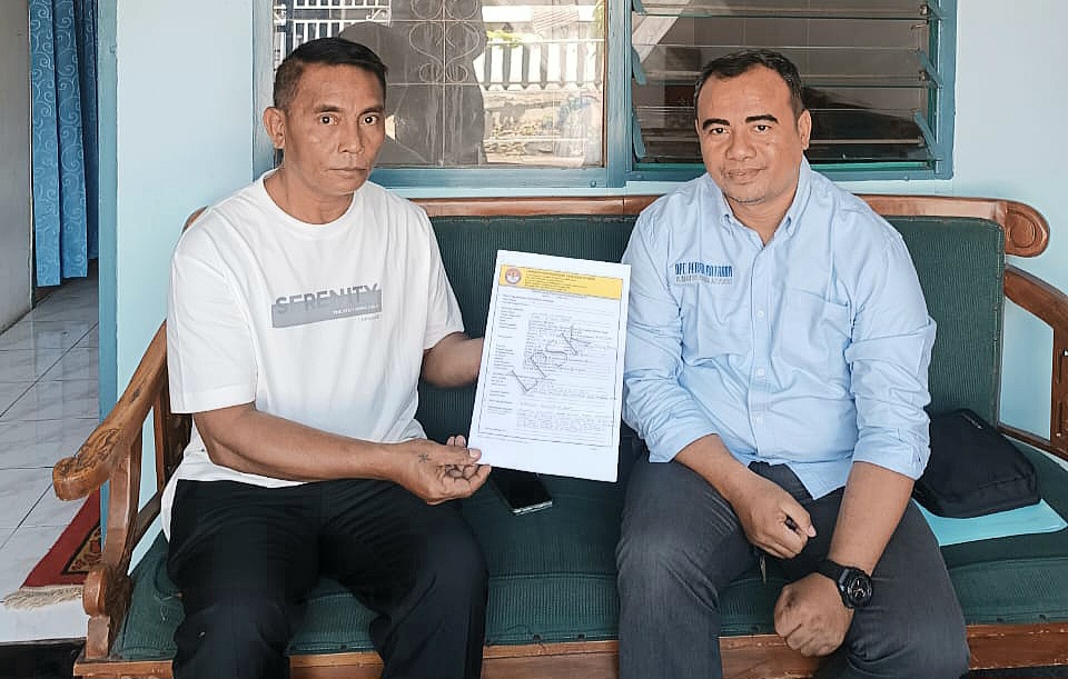MINTA PERLINDUNGAN: Ayah Nurul Izzati, Mahmud dan tim penasihat hukum Yan Mangandar menunjukan surat pengajuan perlindungan hukum di Perumnas Tanjung Karang Permai, Kota Mataram.(DOK LOMBOK POST)