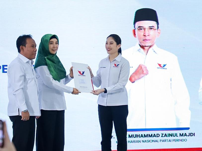 Ketua Harian DPP Perindo Angela Tanoesoedibjo saat menyerahkan surat rekomendasi kepada bacagub dan bacawagub NTB, Hj. Sitti Rohmi Djalilah-HW Musyafirin di kantor DPP Perindo di Jakarta, Rabu (17/7).