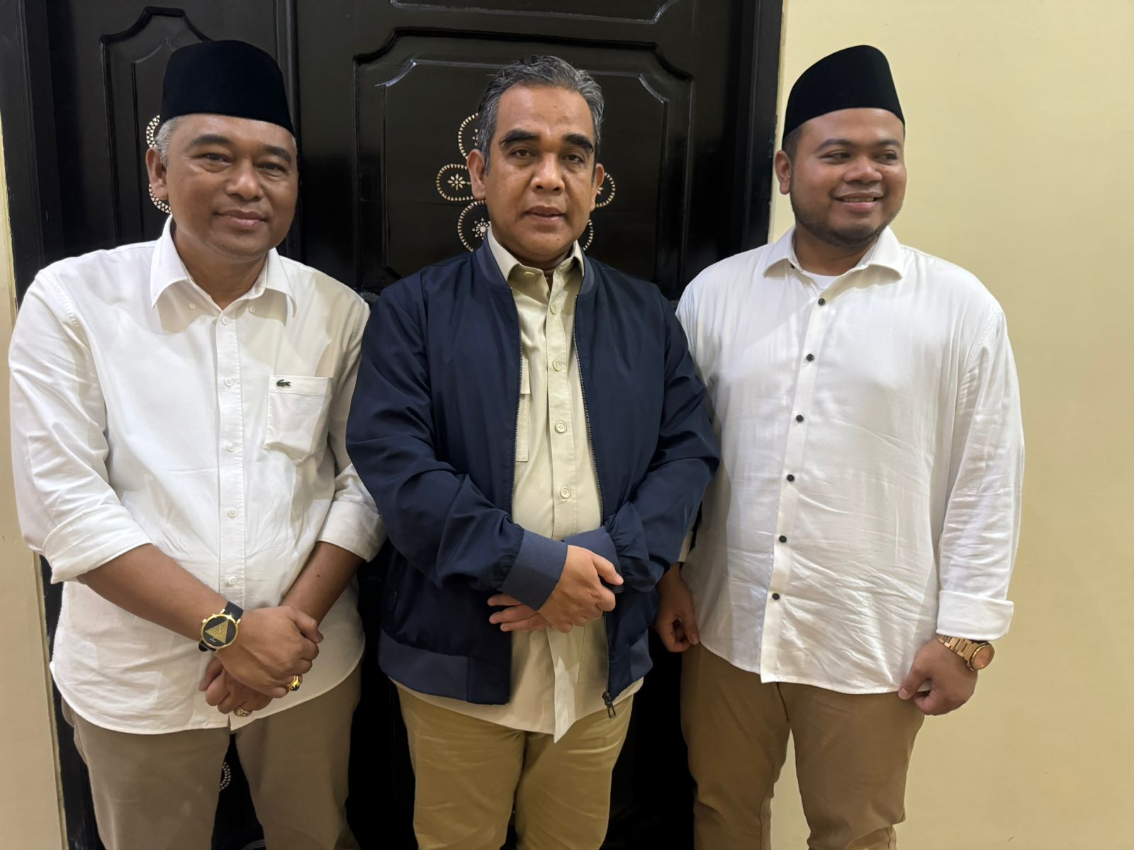 SENYUM: Dari kiri ke kanan H Lalu Aria Dharma, H Ahmad Muzani, dan H Weis Arqurnain, berfoto bersama, kemarin (17/7). (ZAD/LOMBOK POST)