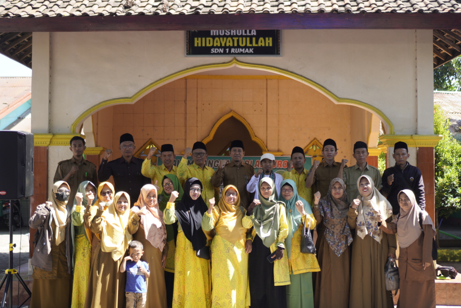 KEGIATAN SOSIAL: Guru yang tergabung dalam KKG PAI Kecamatan Kediri foto bersama usai menyantuni yatim piatu. (KKG PAI FOR LOMBOK POST)