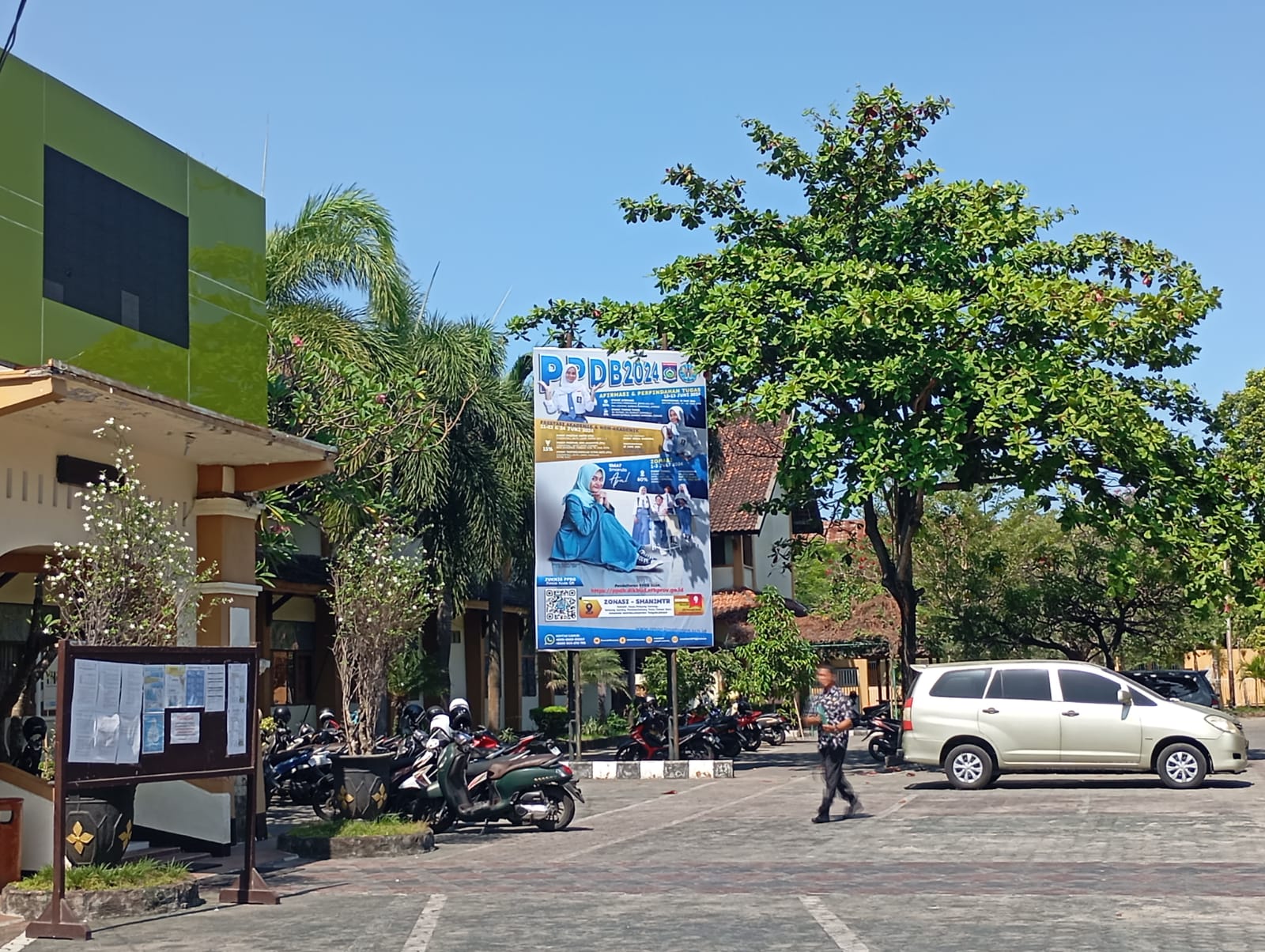 TUNGGU DISTRIBUSI SISWA: Suasana PPDB di SMAN 2 Mataram, belum lama ini.(ROJAI/LOMBOK POST)