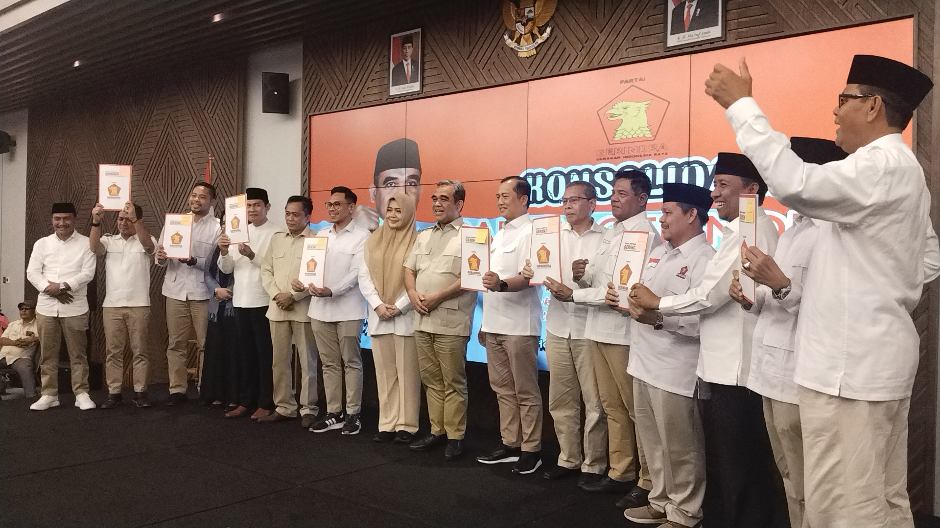 LANJUT MAIQ MERES: Sekretaris Jenderal DPP Partai Gerindra Ahmad Muzani (paling tengah) berfoto bersama paket pasangan calon kepala daerah yang akan berkompetisi pada Pilkada Serentak. (Dewi/LP)