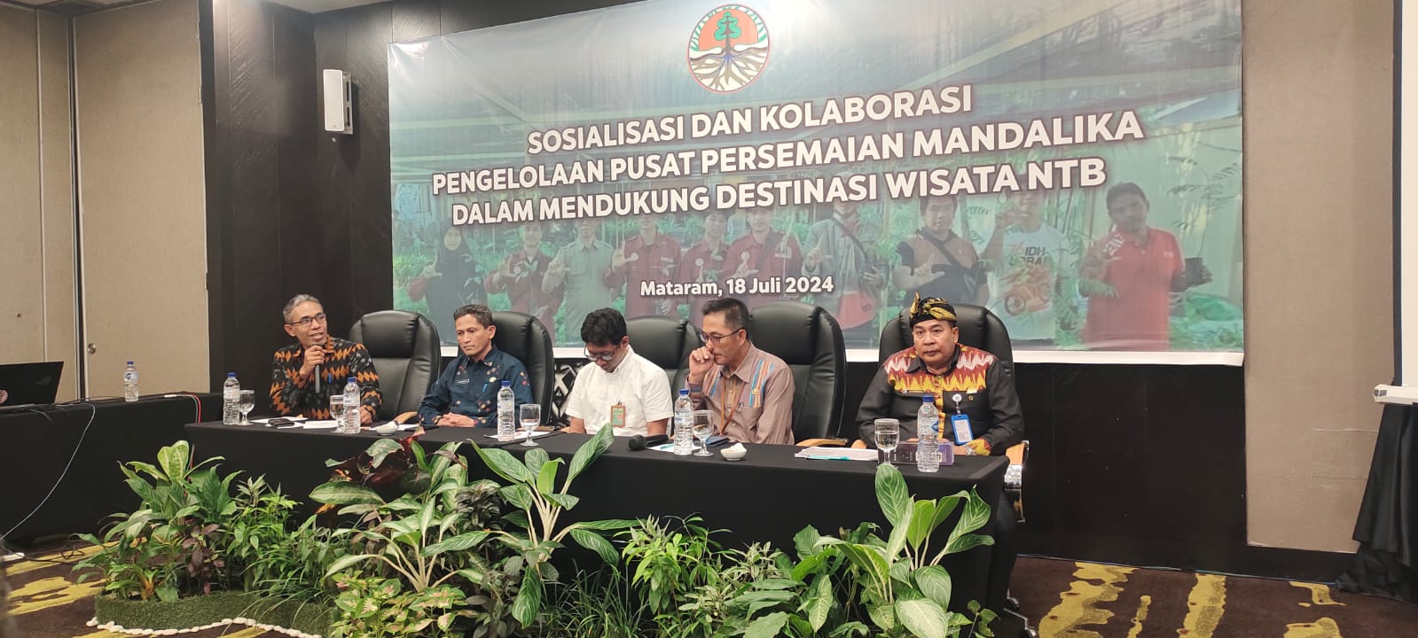 PRODUKSI BIBIT: Para pemateri yang menjadi narasumber pada acara sosialisasi kolaborasi pengelolaan pusat Persemaian Mandalika, kemarin. (HABIBUL ADNAN/LOMBOK POST)