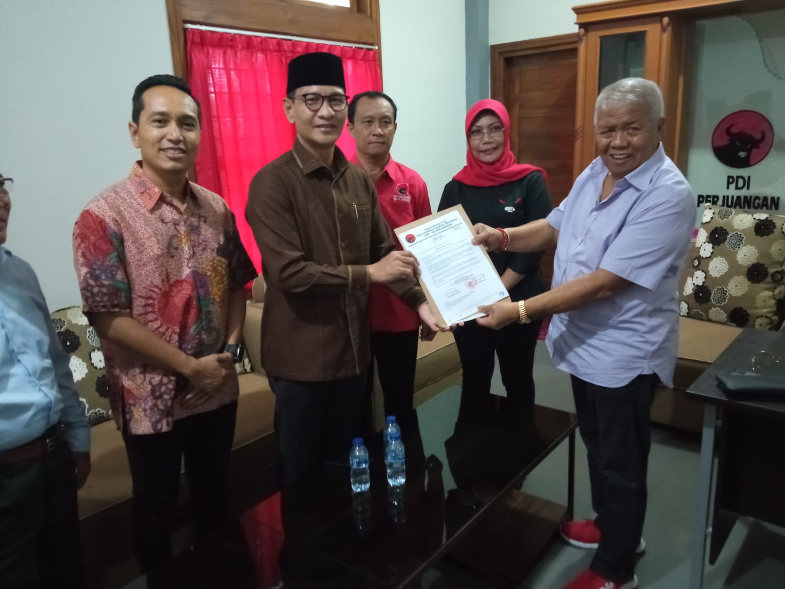 SEMAKIN BANYAK DUKUNGAN: Ketua DPD PDIP NTB H Rachmat Hidayat (kanan) memberikan surat rekomendasi kepada H Mohan Roliskana (dua dari kiri), kemarin (18/7). (IST LOMBOK POST)