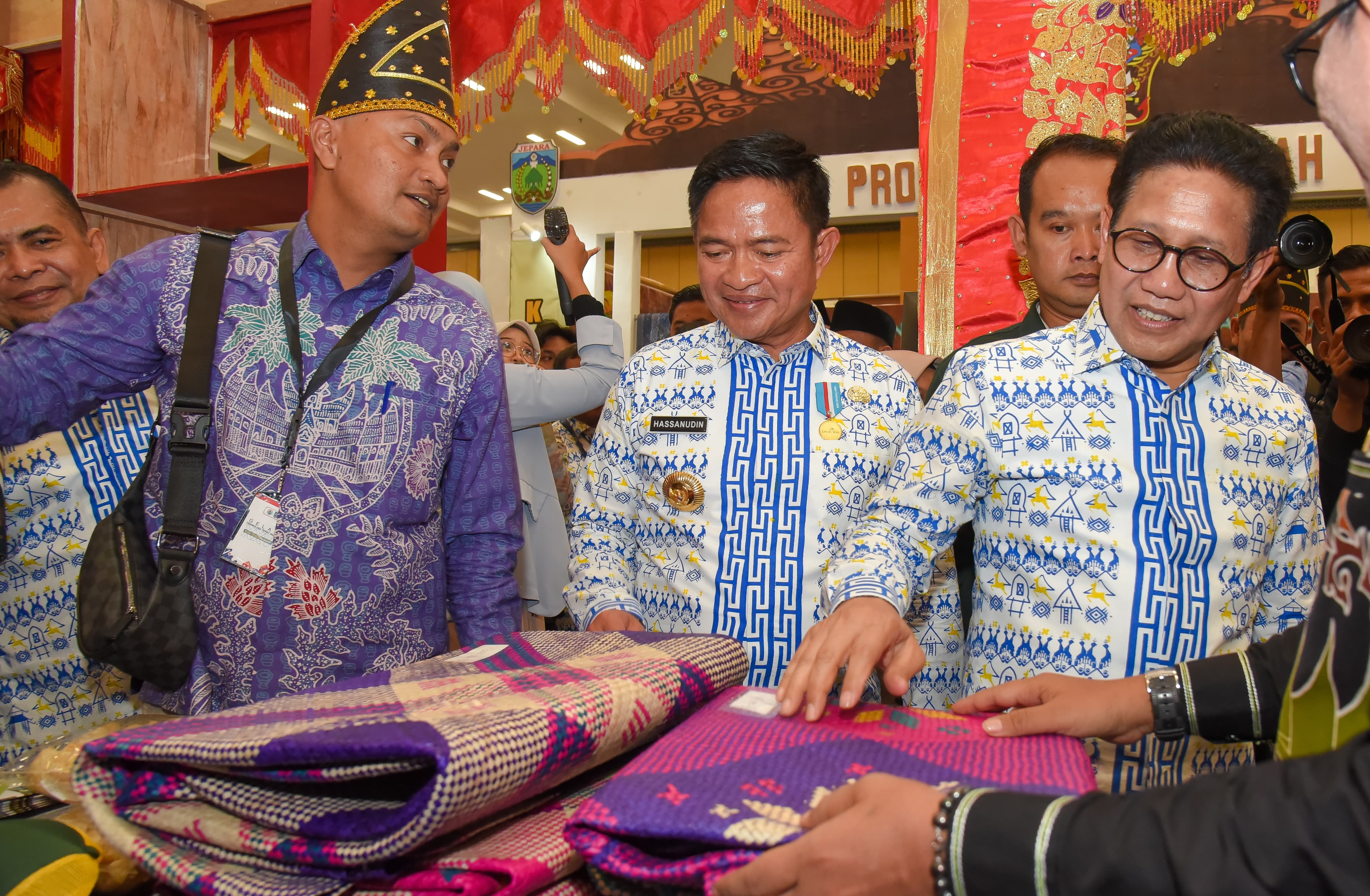 APRESIASI SETIAP KARYA: Mendes PDTT H Abdul Halim Iskandar didamping Pj Gubernur NTB Hassanudin (tengah) saat melihat berbagai macam karya dari salah satu peserta.(ist)