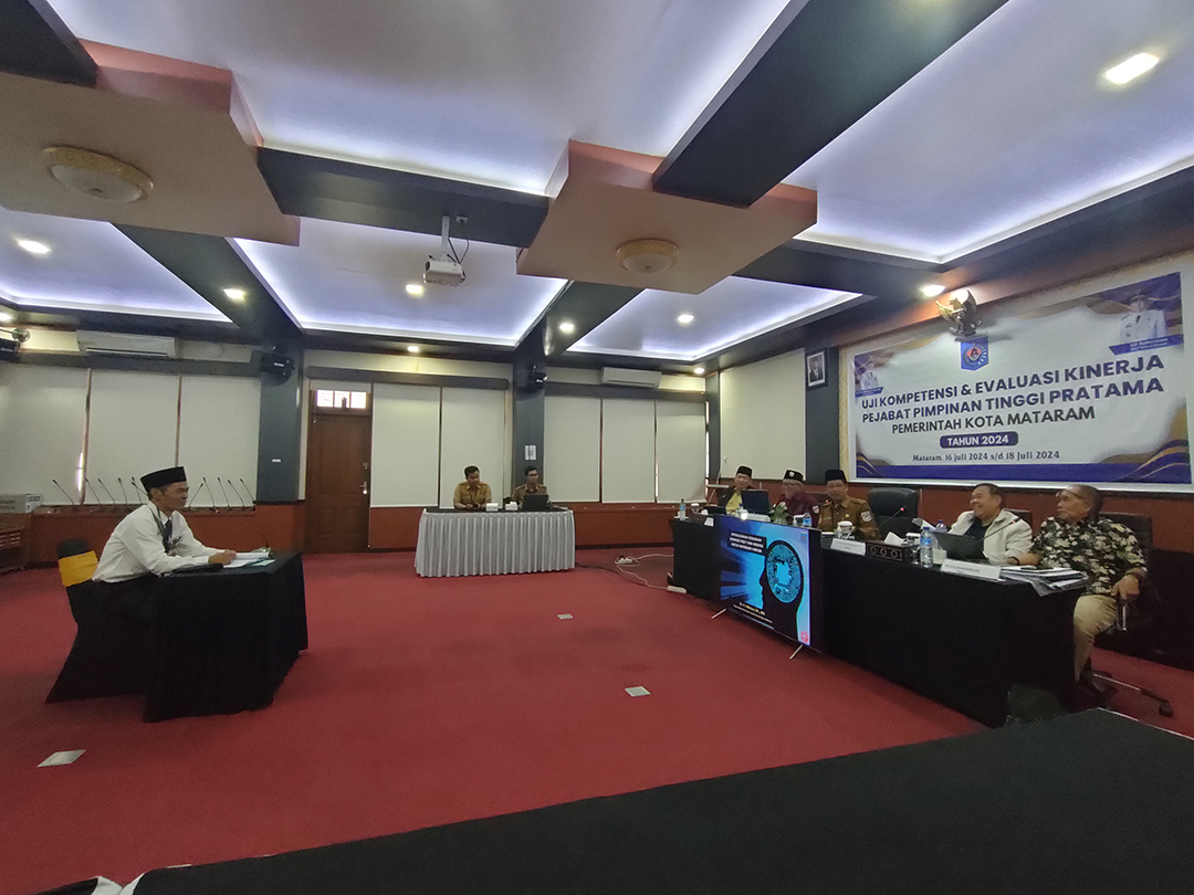 PEMAPARAN: Kepala Badan Riset dan Inovasi Daerah (Brida) Kota Mataram H Mansur mengikuti uji kompetensi di Kantor Wali Kota Mataram, beberapa waktu lalu.(HARLI/LOMBOK POST)