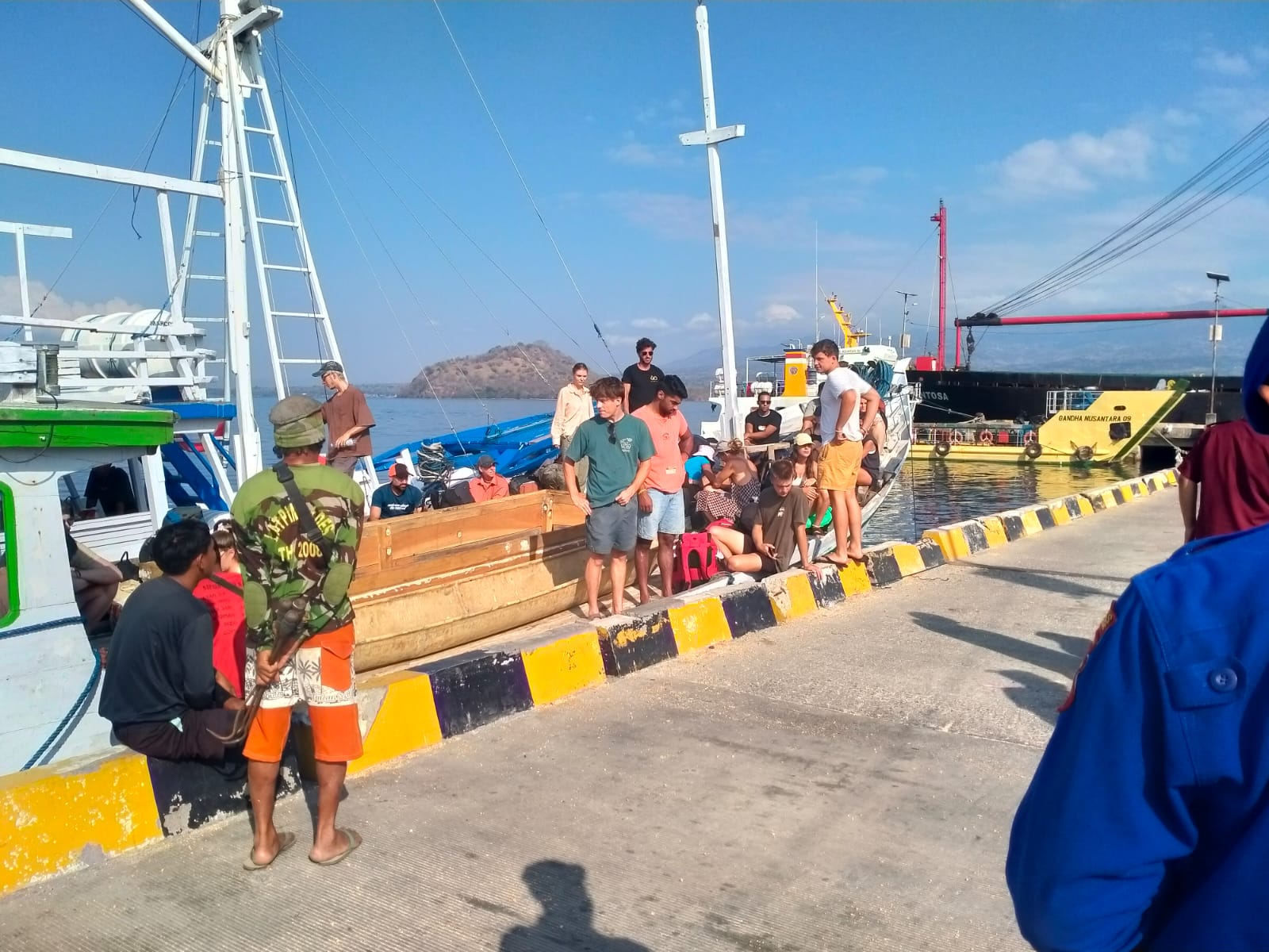 EVAKUASI: Puluhan WNA dievakuasi di Pelabuhan Bima, kemarin. (GUNAWAN/LOMBOK POST)