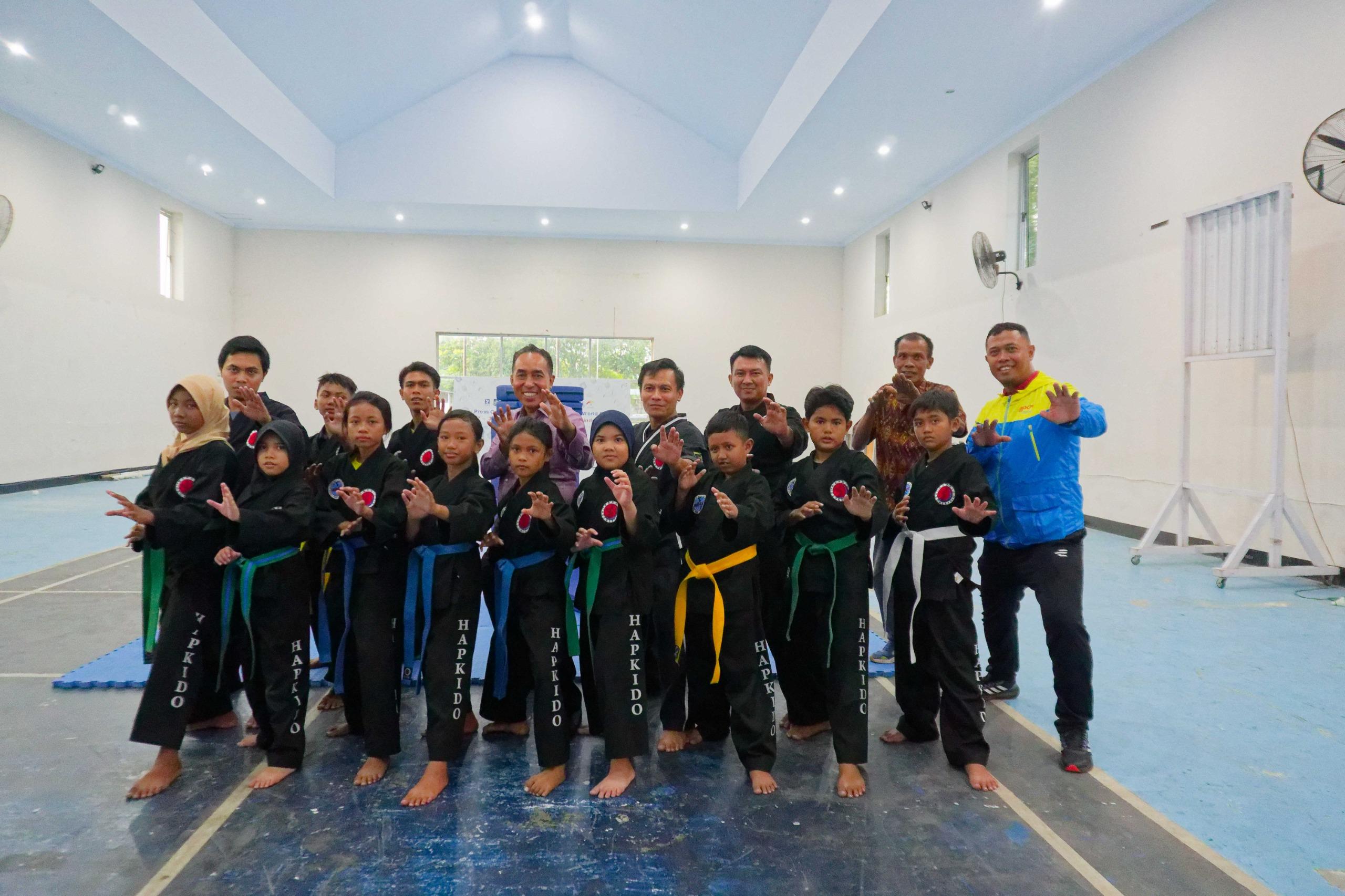 BERI SEMANGAT: Ketua KONI NTB Mori Hanafi usai memantau latihan dua atlet hapkido NTB, kemarin (18/7).(KONI NTB FOR LOMBOK POST)