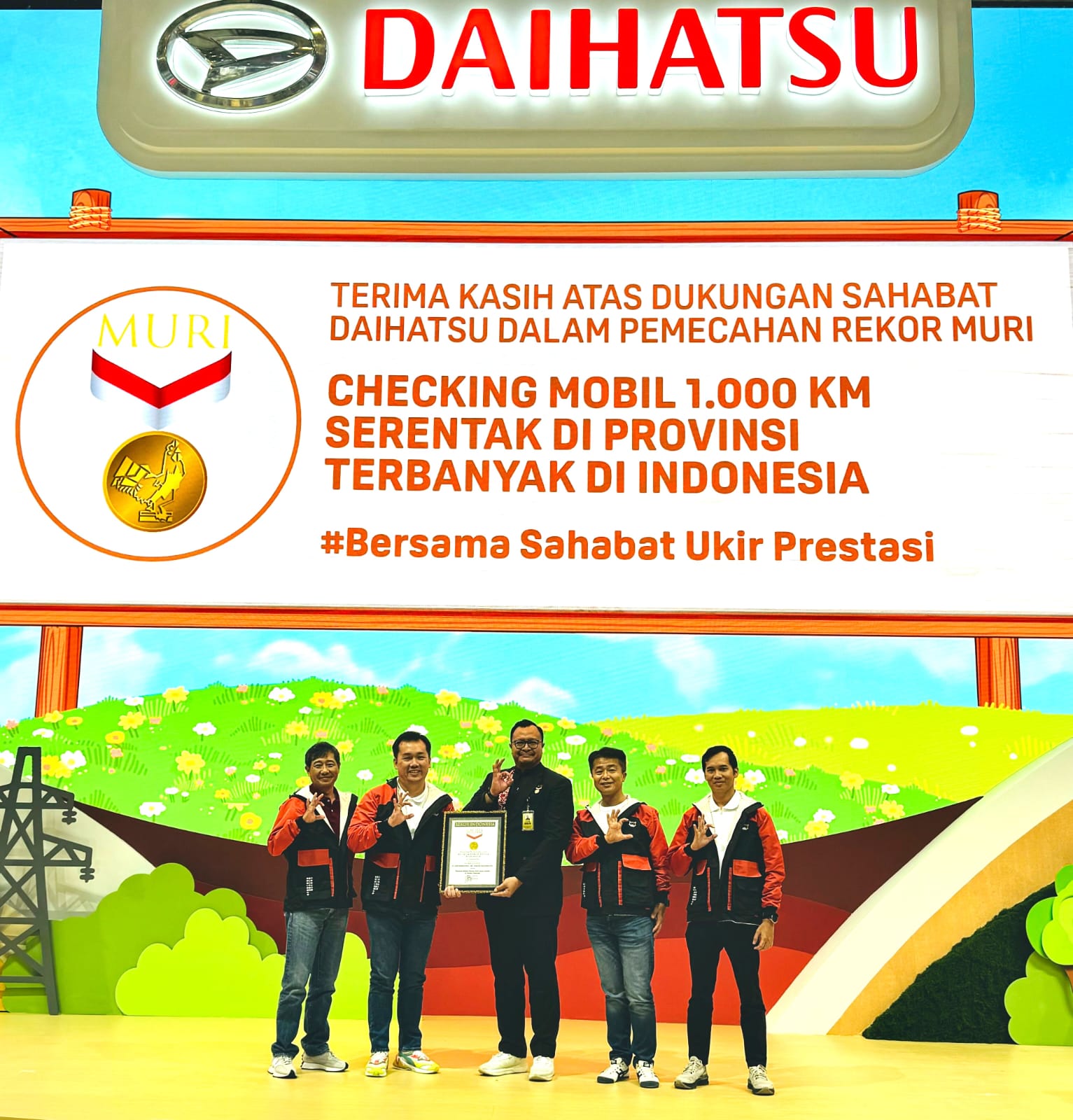 DIAKUI MURI: Penerimaan penghargaan dari pihak MURI kepada Daihatsu karena capaian aktivitas perawatan berkala serentak terbanyak di Indonesia.(DAIHATSU FOR LOMBOK POST)