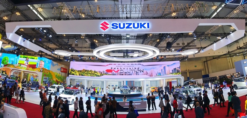 RAMAI DIKUNJUNGI: Booth PT Suzuki Indomobil Sales (SIS) di GIIAS 2024 menawarkan beragam keseruan kepada para pengunjung.