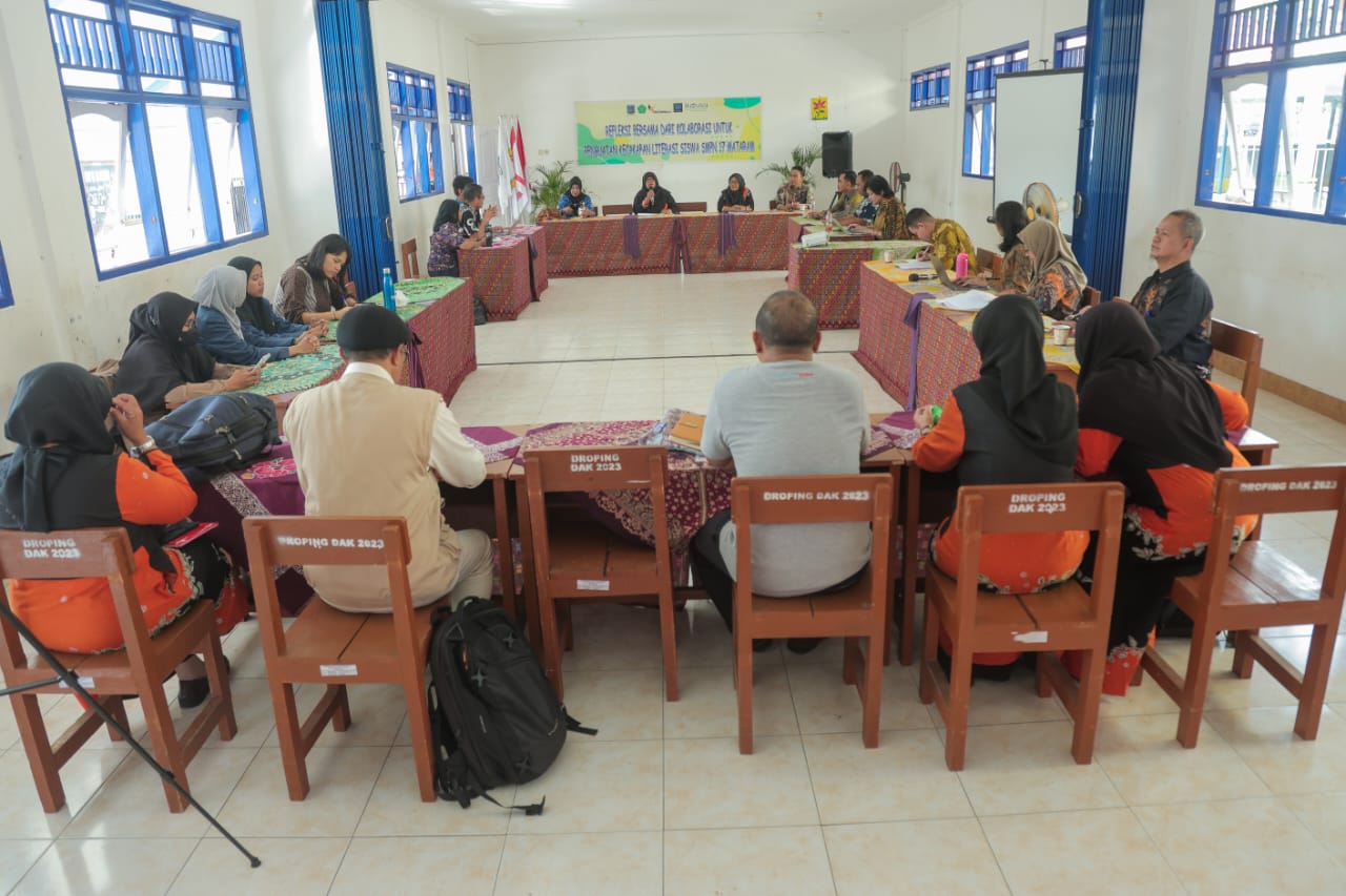 TUAN RUMAH: Pihak terkait dalam pembahasan kolaborasi penguatan kecakapan literasi di SMPN 17 Mataram, Rabu (17/7) lalu.SAIFUDIN FOR LOMBOK POST