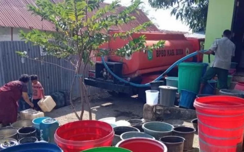 SALURKAN AIR BERSIH: BPBD Kabupaten Bima menyalurkan air bersih ke sejumlah desa terdampak kekeringan, Kamis (30/5).(DOK BPBD Kabupaten Bima)