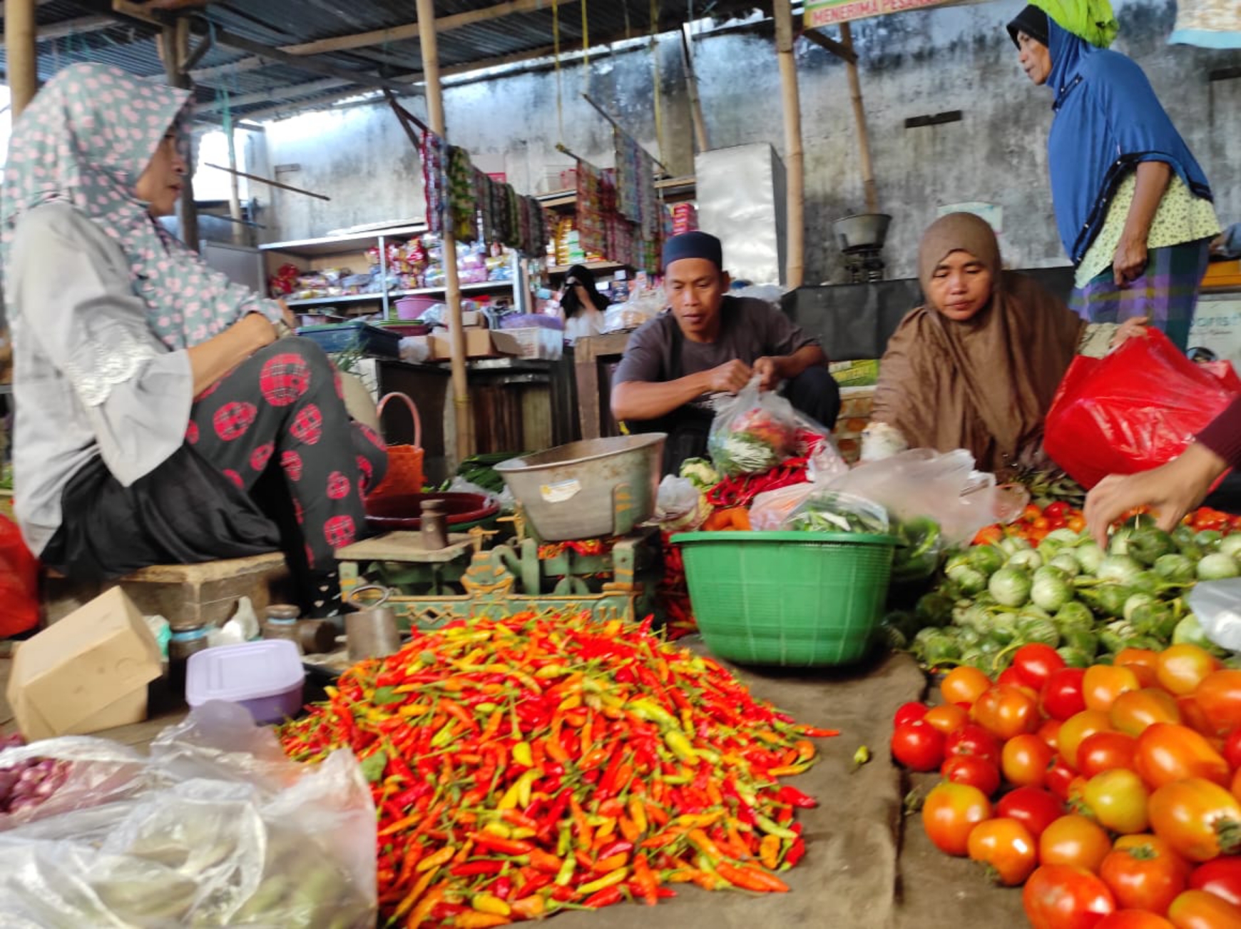 PASOKAN MENURUN: Suasana transaksi jual beli cabai di Pasar Mandalika, Mataram, kemarin (19/7).(FERIAL/LOMBOK POST)