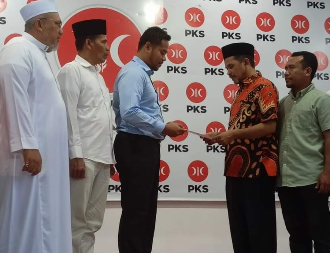 TERIMA SK: Bakal Calon Bupati Lombok Utara Danny Karter Febrianto Ridawan (tiga dari kanan) menerima SK dari Ketua DPW PKS NTB Yek Agil (dua dari kanan) di Kantor PKS. (GERINDRA KLU FOR LOMBOK POST)