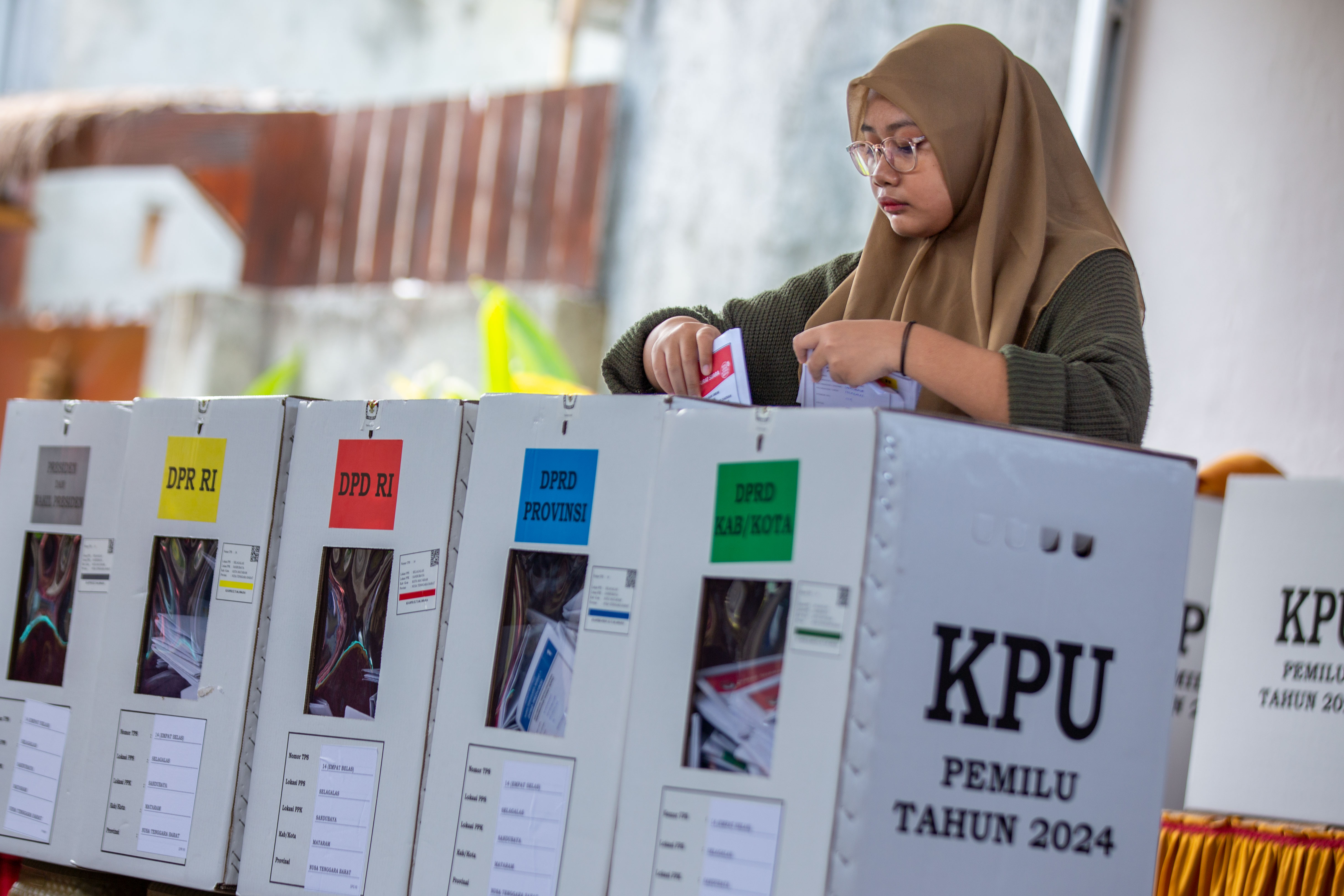GUNAKAN HAK SUARA: Seorang warga memberikan suaranya saat Pemilu Februari lalu. Sama halnya dengan pekerja, mereka harus menggunakan hak pilihnya pada hari pemungutan suara. (IVAN/LOMBOK POST )