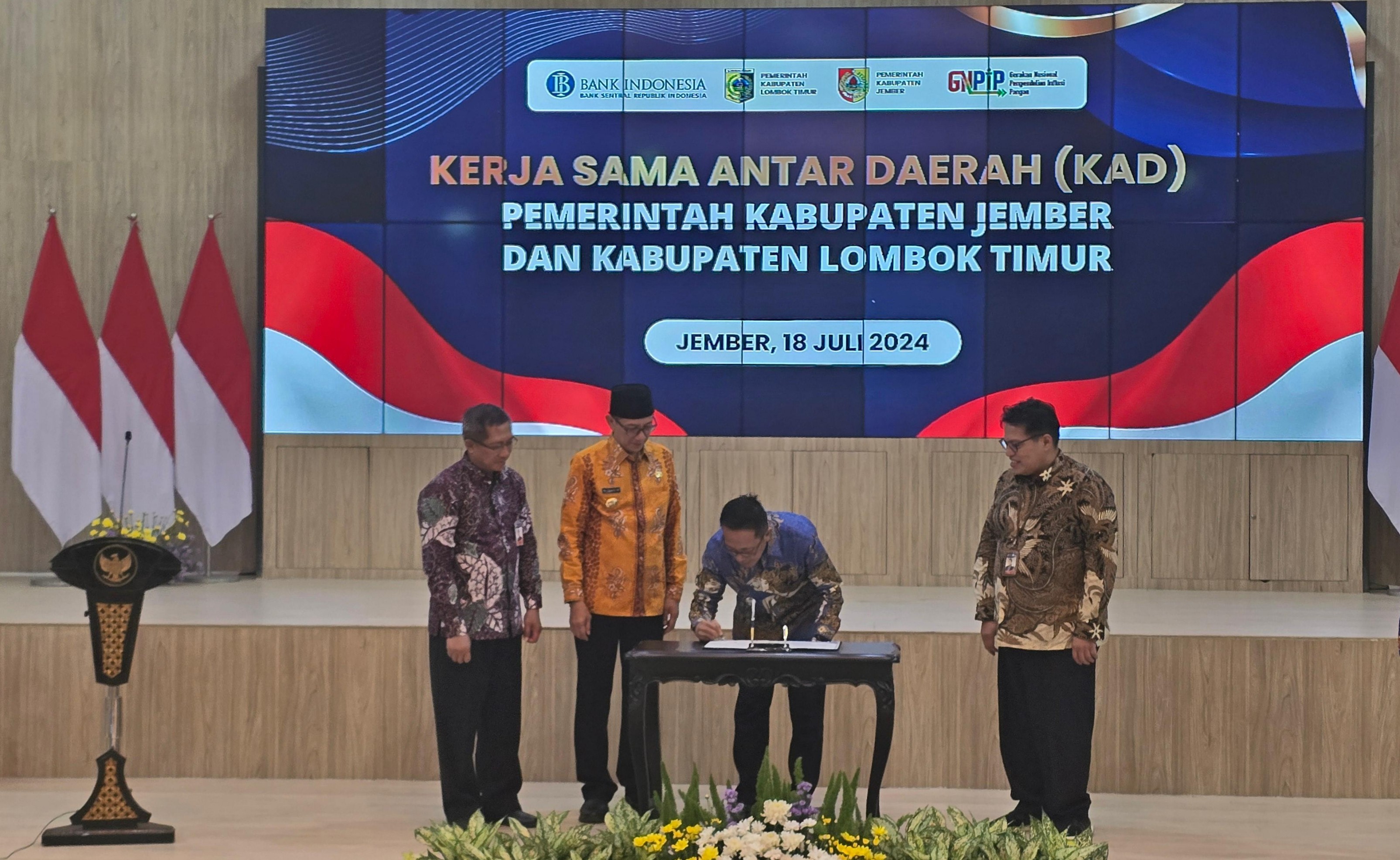KERJA SAMA: Penandatangan kerja sama antardaerah (KAD) Pemkab Lombok Timur dan Pemkab Jember yang diinisiasi KPwBI NTB dan KPwBI Jember, Kamis (18/7).(BI NTB FOR LOMBOK POST)