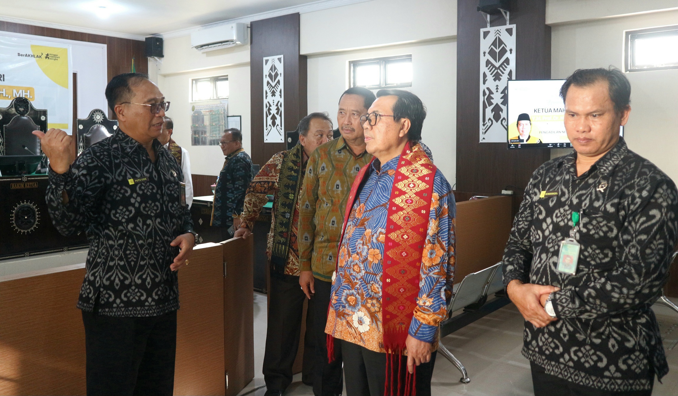 TINJAU: Ketua Mahkamah Agung Prof HM Syarifudin didampingi Ketua PN Mataram Putu Gde Hariadi meninjau fasilitas di PN Mataram, kemarin (19/7).(TONI/LOMBOK POST)