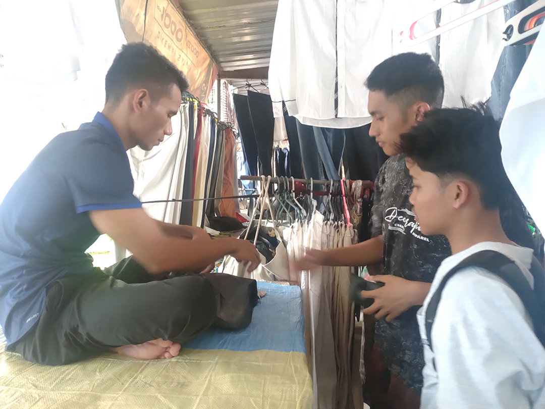 Pedagang pakaian bekas kembali dibuat terpukul setelah pemerintah memperketat larangan impor. (HARLI/LOMBOK POST)