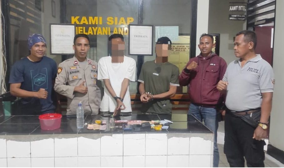 DIPECAT: Oknum anggota Satpol PP Kabupaten Bima AR dan rekannya IW diamankan bersama barang bukti sabu di Polsek Bolo, Selasa (16/7). (DOK LOMBOK POST)