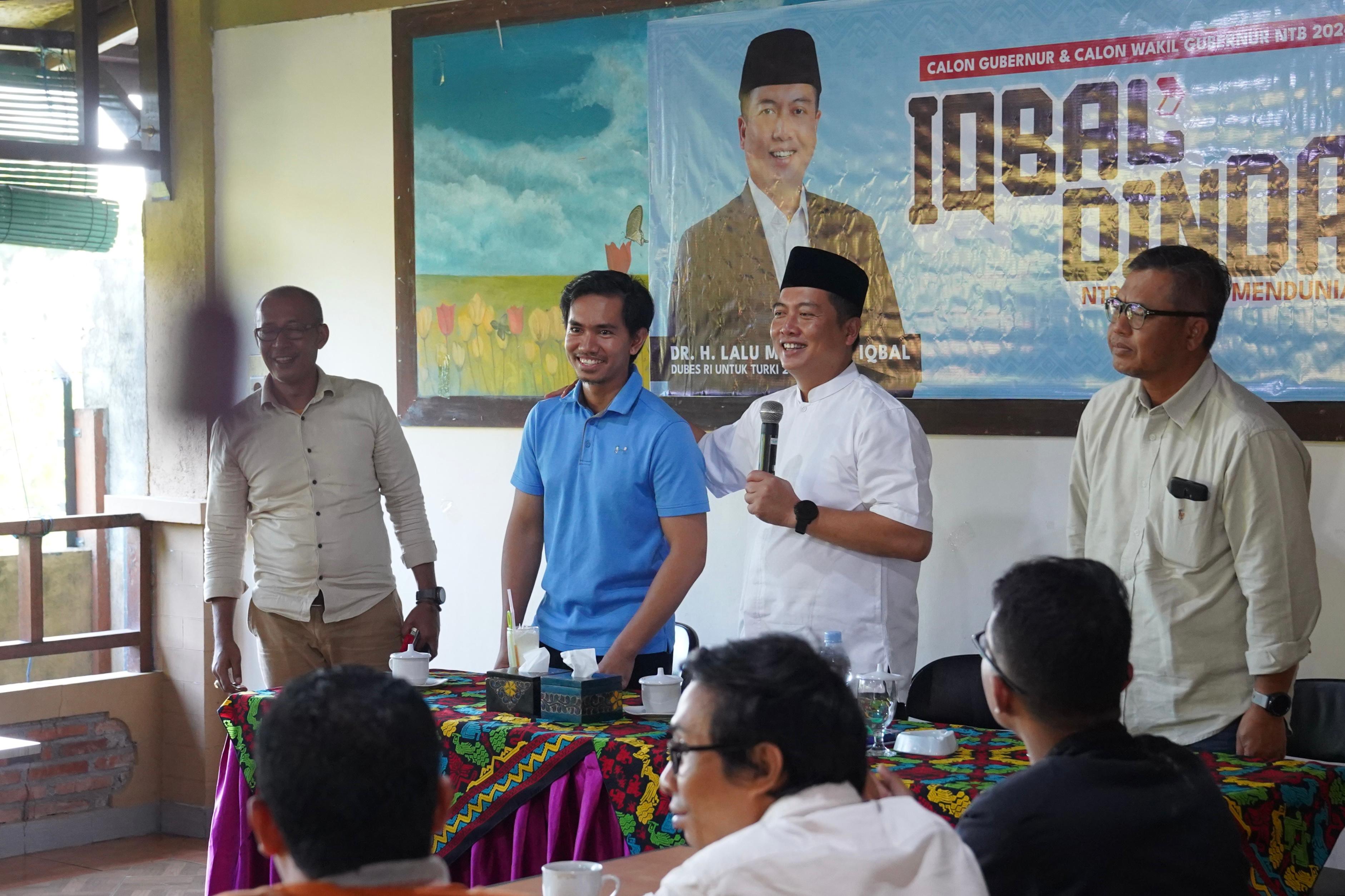 Bakal Calon Gubernur NTB Lalu Muhammad Iqbal memperkenalkan langsung Ahmad Munjizun di hadapan puluhan ketua relawan se-NTB di Mataram, Jumat (19/7). (Istimewa)