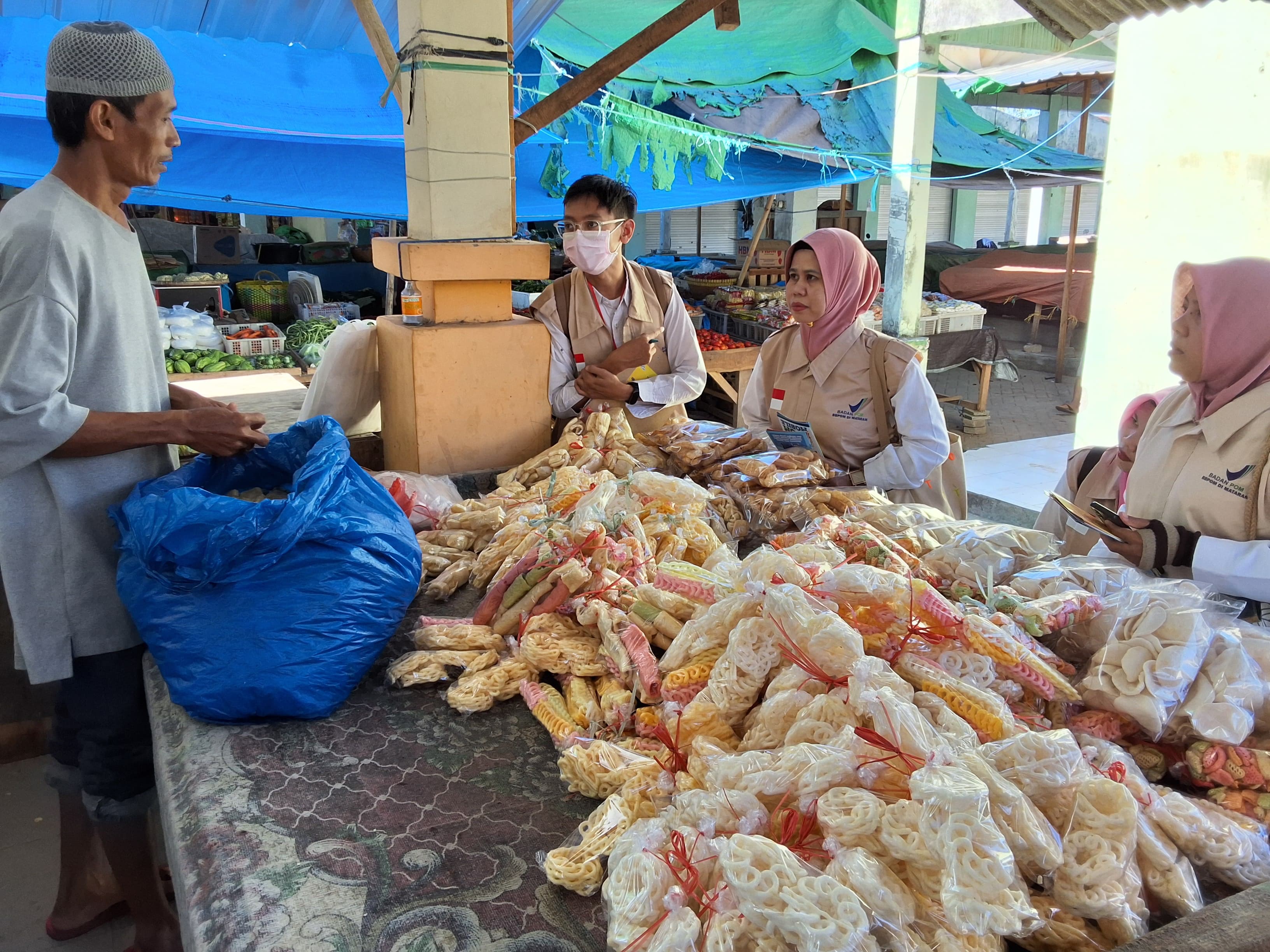 CEK LAPANGAN: Tim BBPOM Mataram melakukan edukasi secara langsung kepada para pedagang dan konsumen yang pasar tentang keamanan pangan di pasar tradisional.